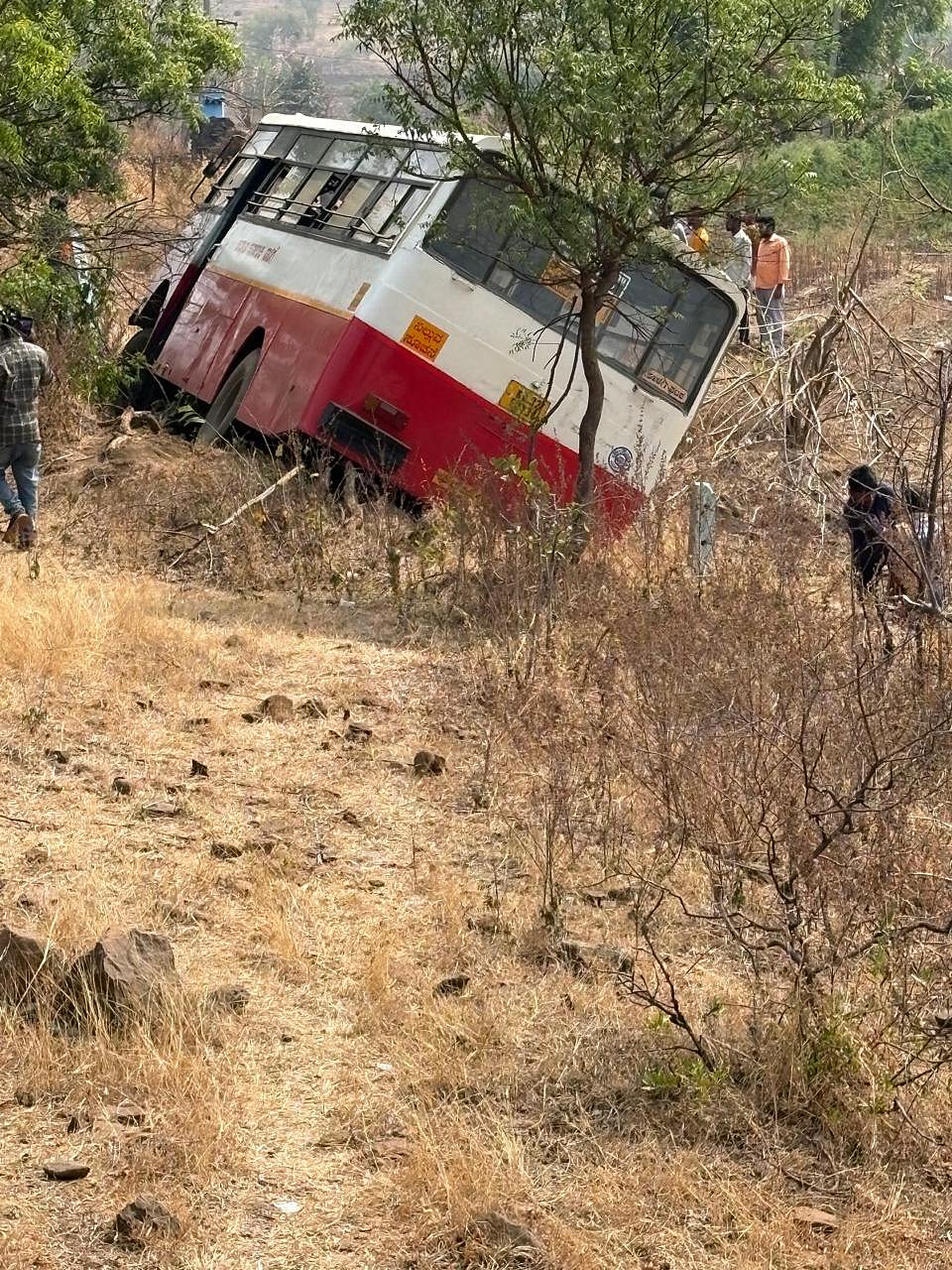 ಚಿಂಚೋಳಿ : ಸಿದ್ದಾಪುರ ತಾಂಡಾ ಬಳಿ ಕಂದಕಕ್ಕೆ ಜಾರಿದ ಸಾರಿಗೆ ಬಸ್

