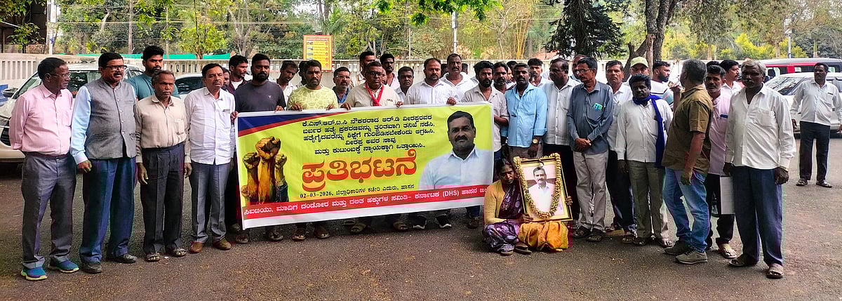 ಹಾಸನ | ವೀರಪ್ಪ ಕೊಲೆ ಆರೋಪಿಗಳ ಬಂಧಿಸಿ: ವಿವಿಧ ಸಂಘಟನೆಗಳಿಂದ ಪ್ರತಿಭಟನೆ