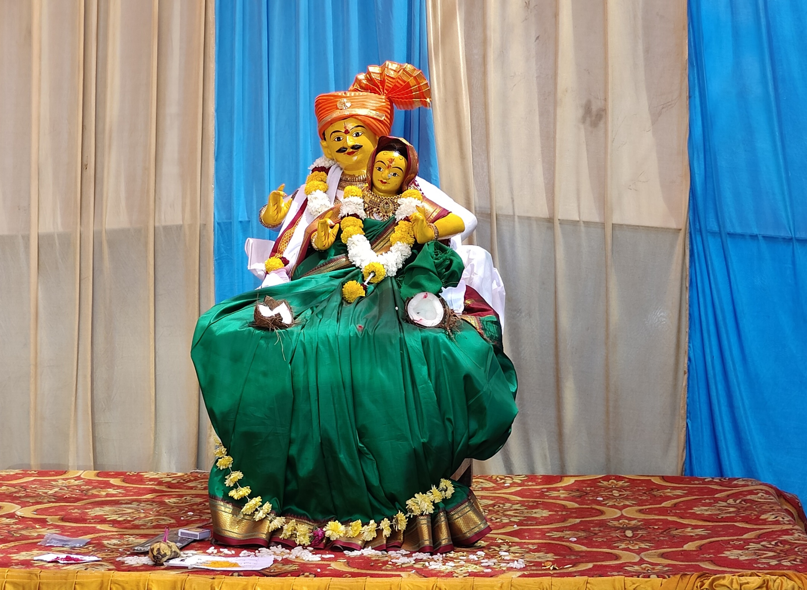 ಹೋಳಿ ಹಬ್ಬದ ಅಂಗವಾಗಿ ಹಾವೇರಿಯಲ್ಲಿ ಪ‍್ರತಿಷ್ಠಾಪಿಸಿರುವ ರತಿ–ಮನ್ಮಥರ ಪ್ರತಿಕೃತಿ