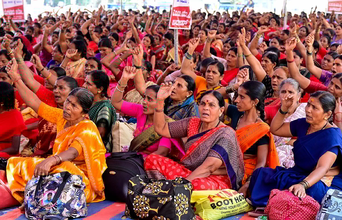 ಕನಿಷ್ಠ ವೇತನ ಸೇರಿದಂತೆ ವಿವಿಧ ಬೇಡಿಕೆ ಈಡೇರಿಸುವಂತೆ ಬಿಸಿಯೂಟ ತಯಾರಕರ ಆಗ್ರಹ
