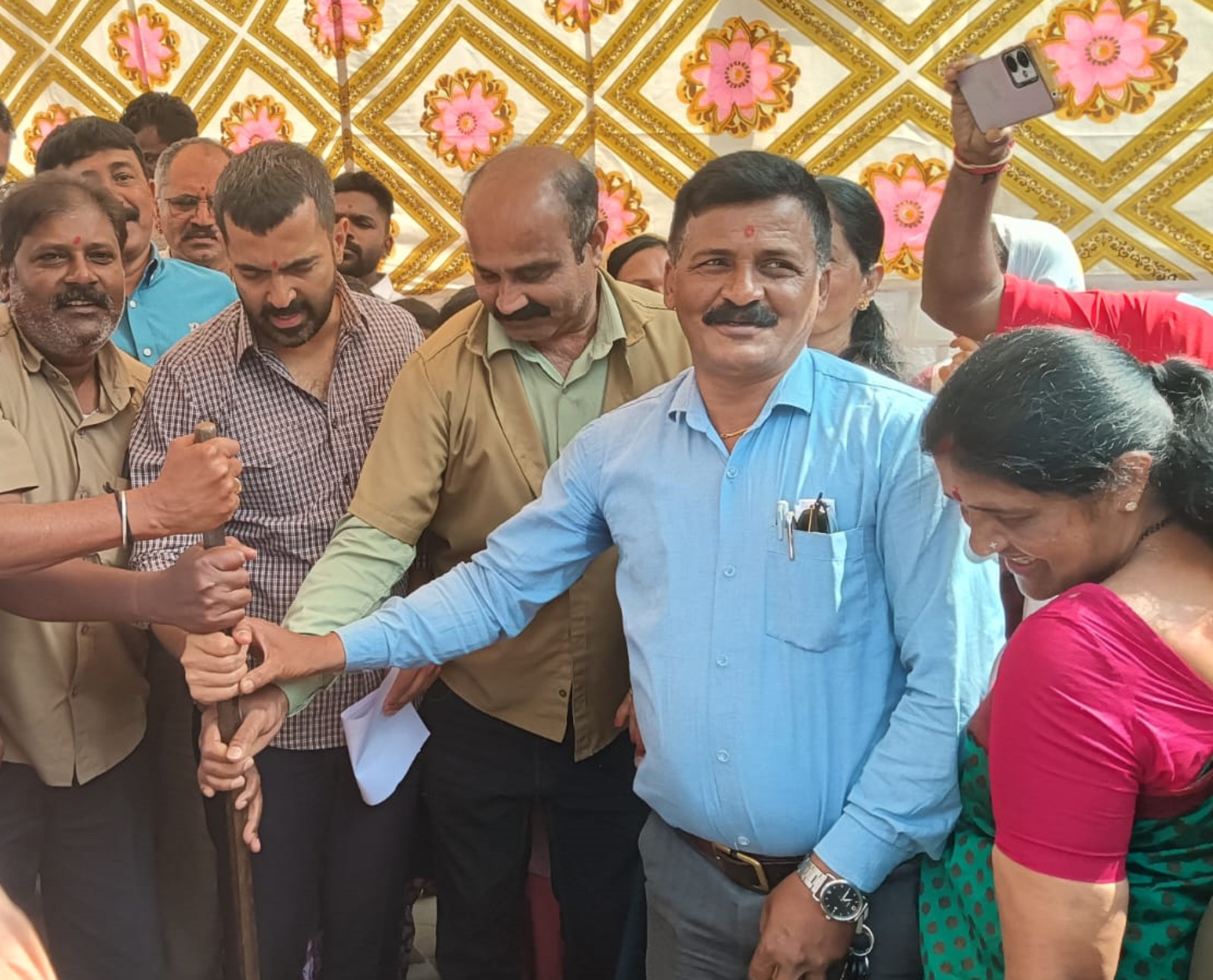 ಶಾಸಕ ಡಾ.ಮಂತರ್‌ಗೌಡ ಅವರು ಮಡಿಕೇರಿ ನಗರದಲ್ಲಿ ವಿವಿಧ ಕಾಮಗಾರಿಗಳಿಗೆ ಭೂಮಿಪೂಜೆ ನೆರವೇರಿಸಿದರು