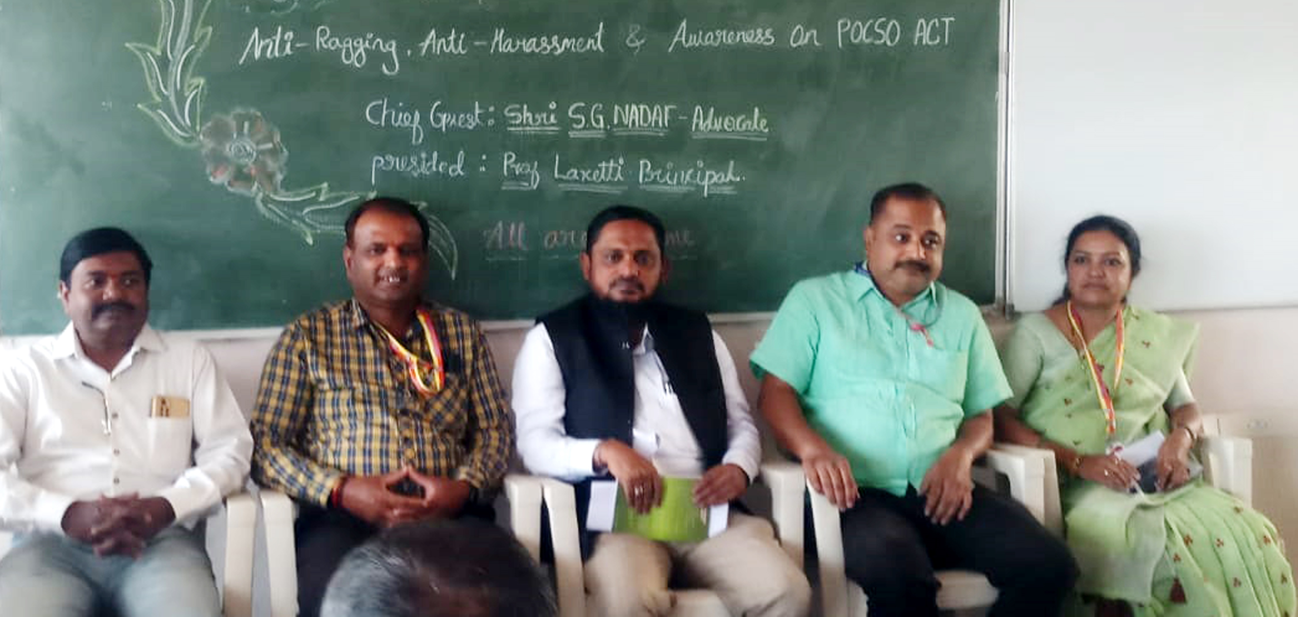 ಹುಕ್ಕೇರಿ ಸರ್ಕಾರಿ ಪ್ರಥಮ ದರ್ಜೆ ಕಾಲೇಜಿನಲ್ಲಿ ರಾಗಿಂಗ್ ಮತ್ತು ಪೊಕ್ಸೊ ಕಾಯ್ದೆ ಕುರಿತ ವಿಶೇಷ ಉಪನ್ಯಾಸ ಕಾರ್ಯಕ್ರಮದಲ್ಲಿ ವಕೀಲರ ಸಂಘದ ಕಾರ್ಯದರ್ಶಿ ಮತ್ತು ನೋಟರಿ ಎಸ್.ಜಿ.ನದಾಫ ಪ್ರಾಚಾರ್ಯ ಪ್ರಕಾಶ ಲಕ್ಷೆಟ್ಟಿ ಭಾಗವಹಿಸಿದ್ದರು.