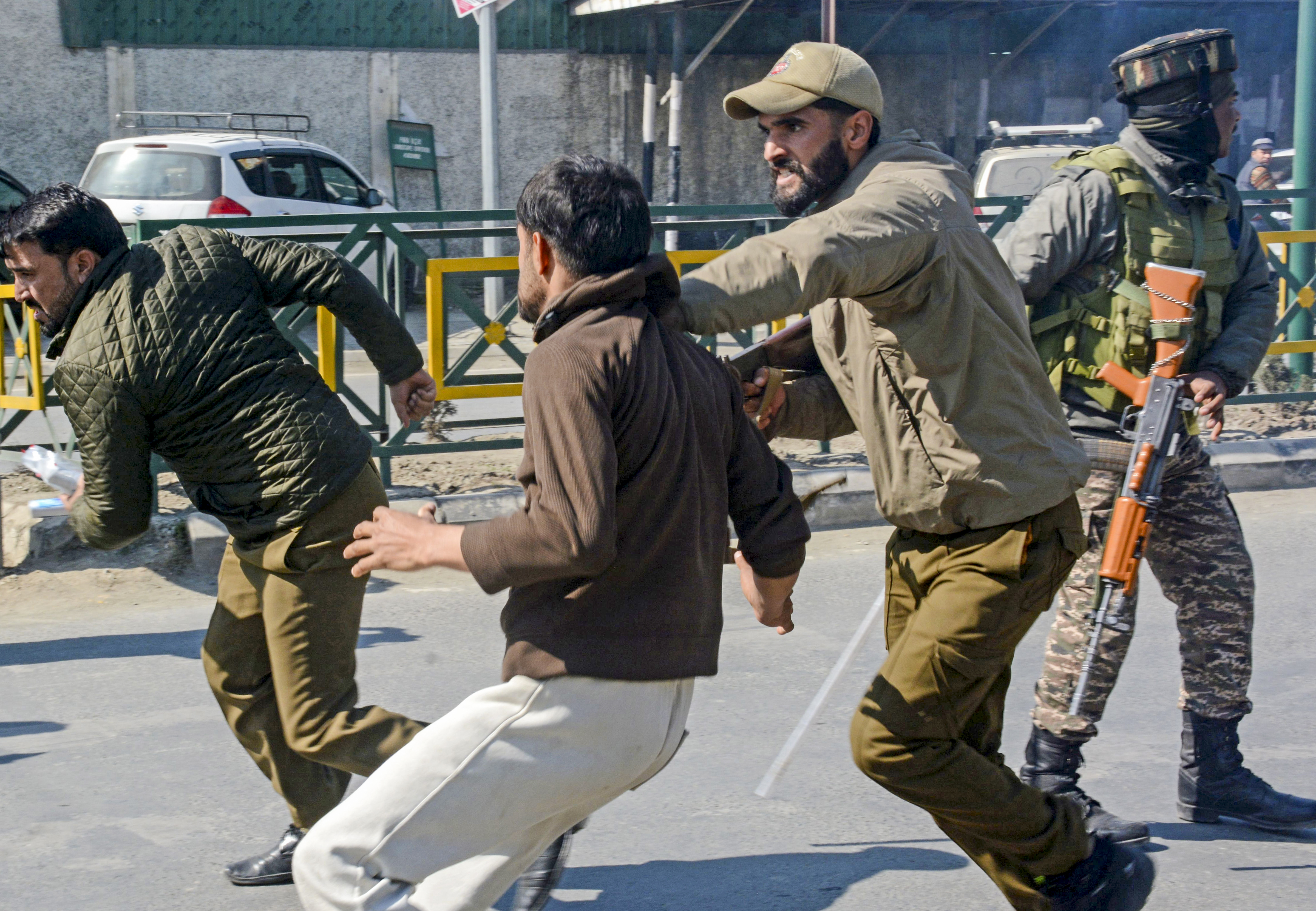 ಶ್ರೀನಗರದಲ್ಲಿ ಪ್ರತಿಭಟನೆ ನಡೆಸುತ್ತಿದ್ದವರನ್ನು ಭದ್ರತಾ ಸಿಬ್ಬಂದಿ ಓಡಿಸಿದರು – ಪಿಟಿಐ ಚಿತ್ರ