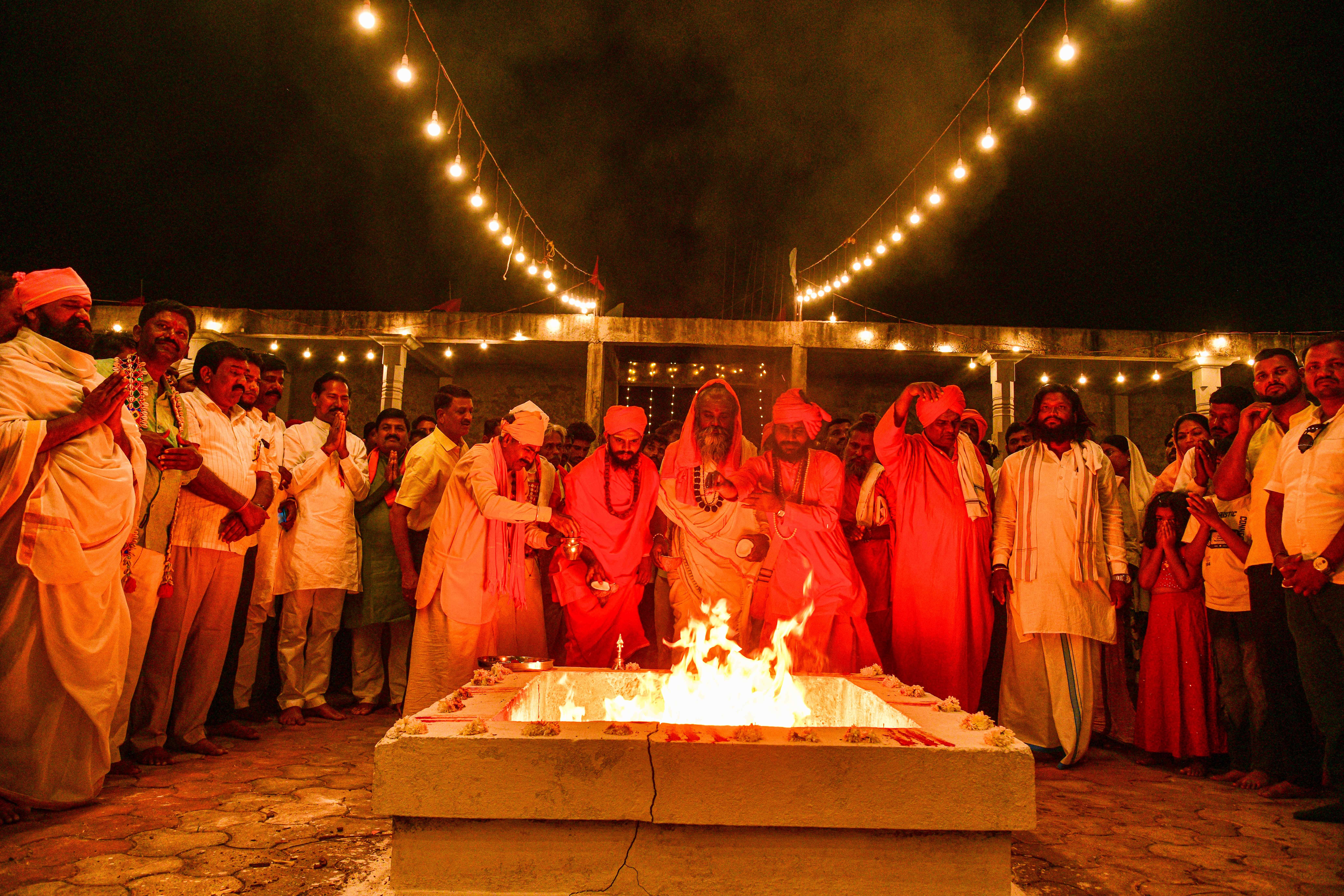 ವಿವಿಧ ಧಾರ್ಮಿಕ ಮುಖಂಡರು ಅಗ್ನಿಗೆ ಪೂಜೆ ಮಾಡುವ ಮೂಲಕ ರಾಷ್ಟ್ರೀಯ ಹೋಳಿ ಉತ್ಸವಕ್ಕೆ ಚಾಲನೆ ನೀಡಿದರು