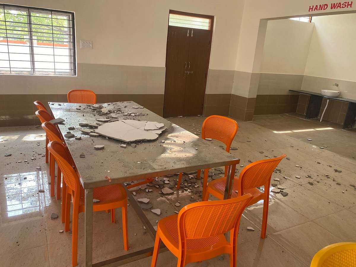 ಕಲಬುರಗಿ | ಕಳಚಿ ಬಿದ್ದ ಸಿಮೆಂಟ್‌ ಪದರು: ಸ್ವಲ್ಪದರಲ್ಲೇ ವಿದ್ಯಾರ್ಥಿನಿ ಪಾರು