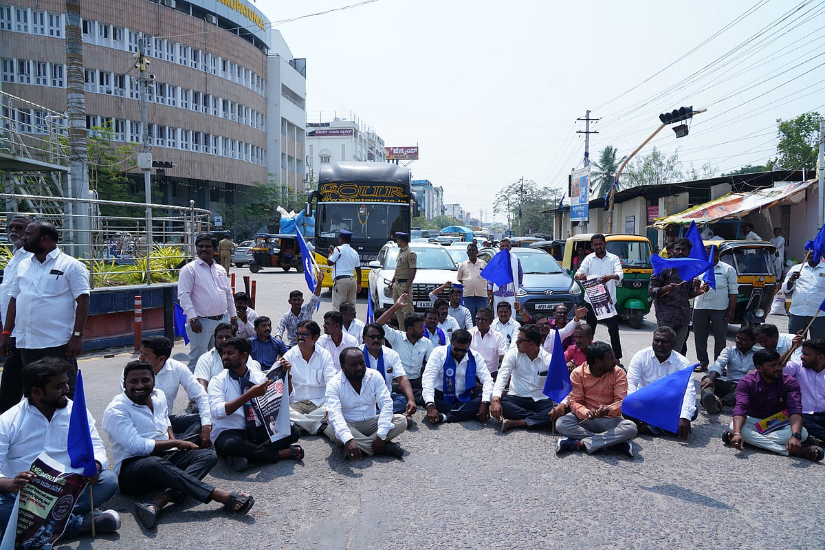 ಒಳಮೀಸಲಾತಿ ಸಮರ್ಪಕ ಅನುಷ್ಠಾನಕ್ಕೆ ಆಗ್ರಹ: ಮಾದಿಗ ಪದವೀಧರ ವೇದಿಕೆಯಿಂದ ಪ್ರತಿಭಟನೆ