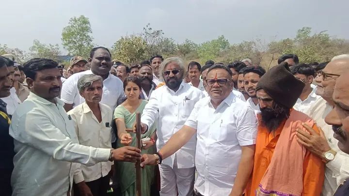 ಚಿಟಗುಪ್ಪ ತಾಲ್ಲೂಕಿನ ಹಿಪ್ಪರಗಿ ಕ್ರಾಸ್ ಹತ್ತಿರದಲ್ಲಿ ವಸತಿ ಶಾಲೆಯ ಕಟ್ಟಡ ನಿರ್ಮಾಣಕ್ಕೆ ಜಿಲ್ಲಾ ಉಸ್ತುವಾರಿ ಸಚಿವ ಈಶ್ವರ ಬಿ. ಖಂಡ್ರೆ ಚಾಲನೆ ನೀಡಿದರು