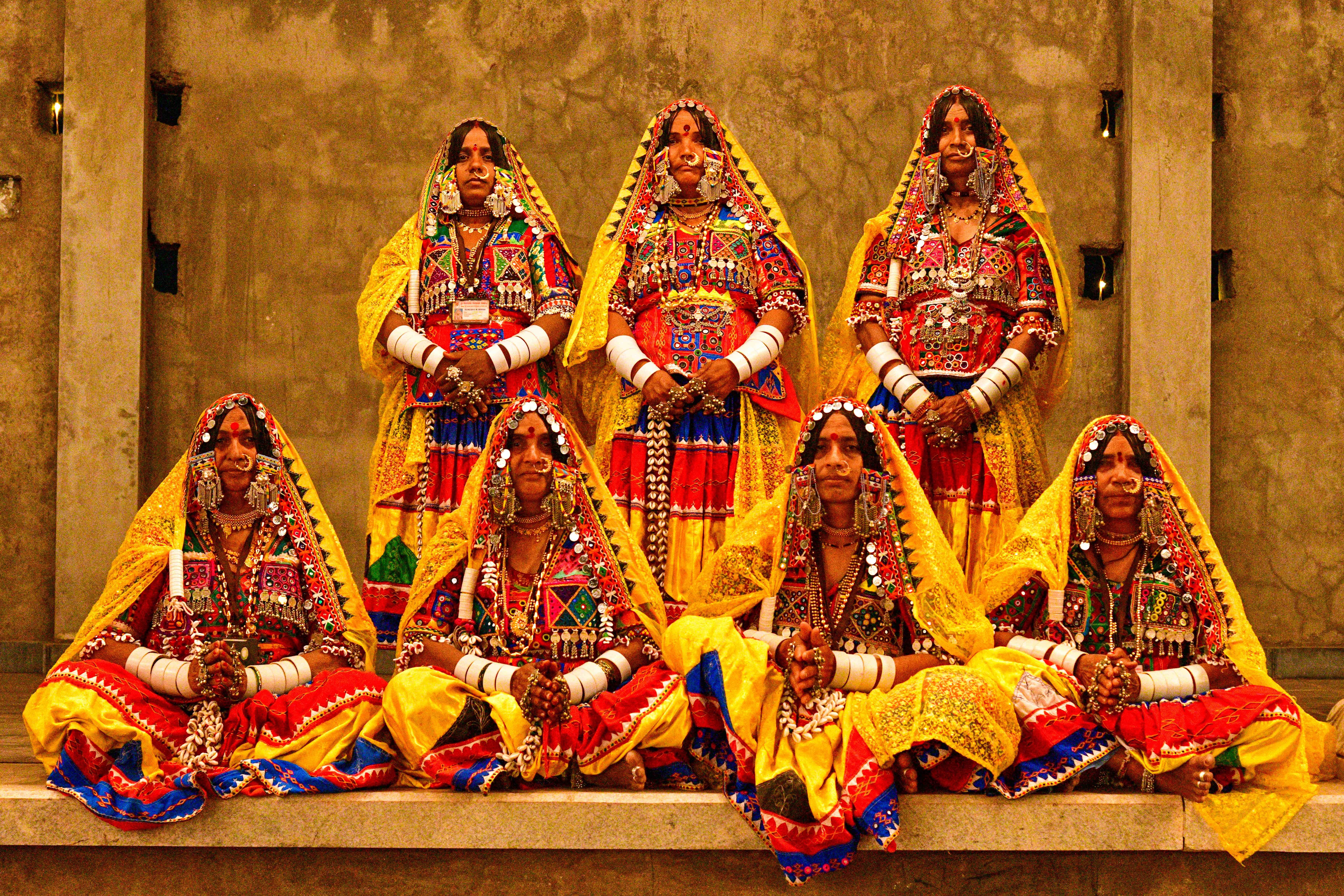 ಹೋಳಿ ಉತ್ಸವದ ಅಂಗವಾಗಿ ಸಾಂಪ್ರದಾಯಿಕ ಧಿರಿಸು ತೊಟ್ಟು ಕಂಗೊಳಿಸಿದ ಬಂಜಾರ ಸಮುದಾಯದ ಮಹಿಳೆಯರು