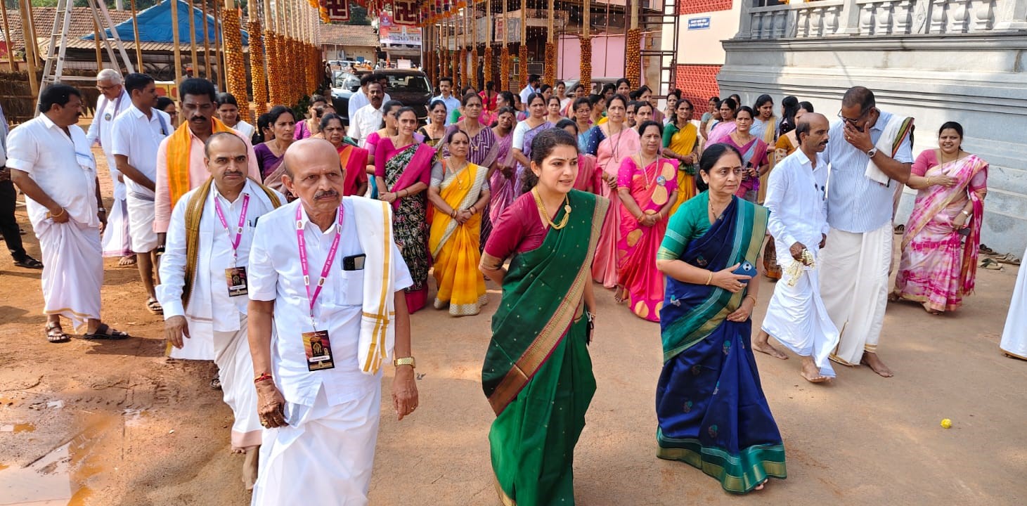 ಹಂಗಾರಕಟ್ಟೆ ಬಾಳೆಕುದ್ರುಮಠದ ವಾಸುದೇವ ಸದಾಶಿವಾಶ್ರಮ ಸ್ವಾಮೀಜಿ ಸೋಮವಾರ ಬ್ರಹ್ಮಕಲಶೋತ್ಸವಕ್ಕೆ ಚಾಲನೆ ನೀಡಿದರು