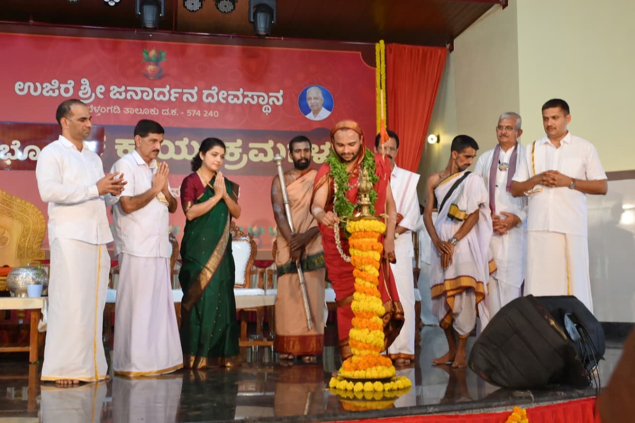 ಹಂಗಾರಕಟ್ಟೆ ಬಾಳೆಕುದ್ರುಮಠದ ವಾಸುದೇವ ಸದಾಶಿವಾಶ್ರಮ ಸ್ವಾಮೀಜಿ ಸೋಮವಾರ ಬ್ರಹ್ಮಕಲಶೋತ್ಸವಕ್ಕೆ ಚಾಲನೆ ನೀಡಿದರು