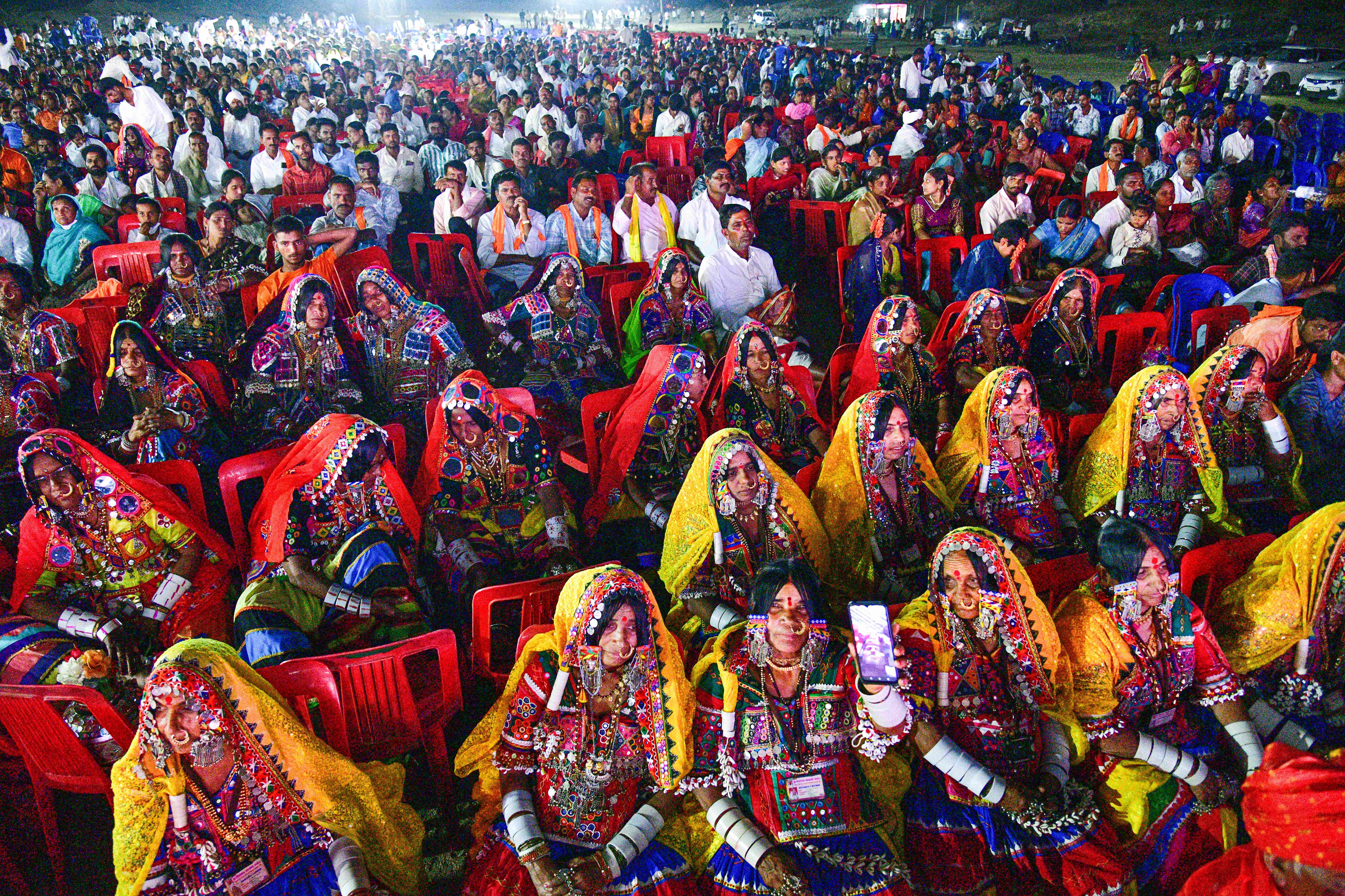 ರಾಷ್ಟ್ರೀಯ ಹೋಳಿ ಉತ್ಸವದಲ್ಲಿ ಪಾಲ್ಗೊಂಡಿದ್ದ ಜನ