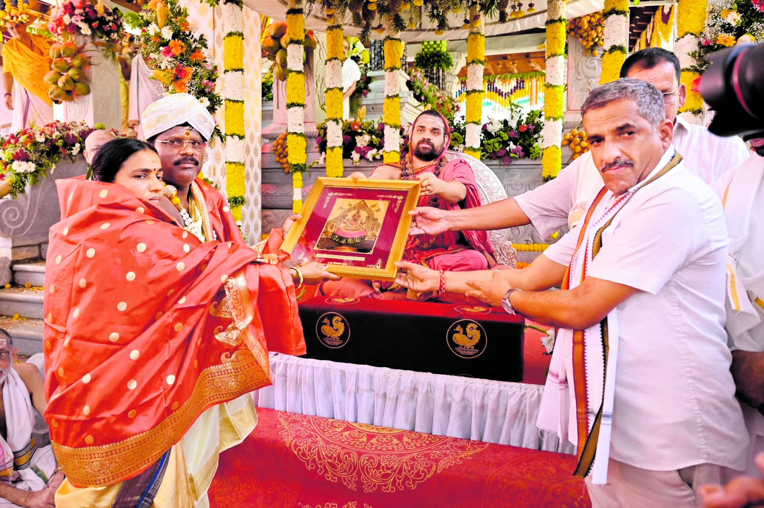 ಸೇವಾಕರ್ತ ಮಹಾಲಿಂಗ ನಾಯ್ಕ ದಂಪತಿಯನ್ನು ಗೌರವಿಸಲಾಯಿತು