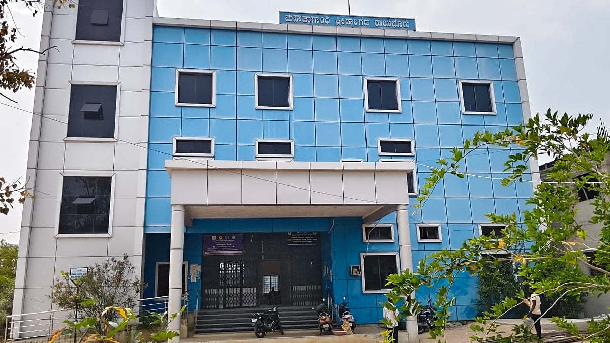 ಎಲ್ಲೆಂದರಲ್ಲಿ ಕಸ, ಮದ್ಯದ ಬಾಟಲಿ..ಜಿಲ್ಲಾ ಕ್ರೀಡಾಂಗಣ: ಇದು ಅವ್ಯವಸ್ಥೆಯ ಅಂಗಣ