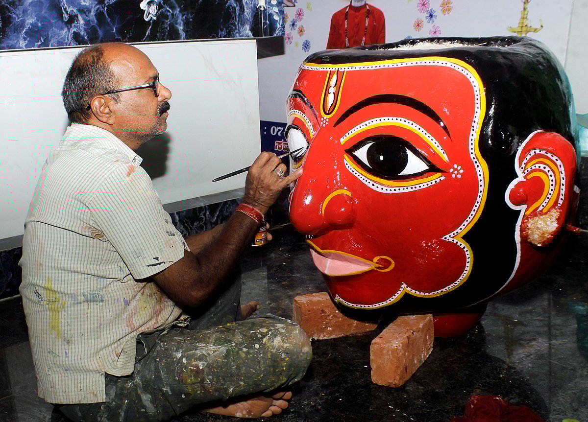 ಹೋಳಿ ಹಬ್ಬಕ್ಕೆ ಸಜ್ಜಾದ ಹುಬ್ಬಳ್ಳಿ: ಕಾಮಣ್ಣ– ರತಿ ಮೂರ್ತಿ ಪ್ರತಿಷ್ಠಾಪನೆ