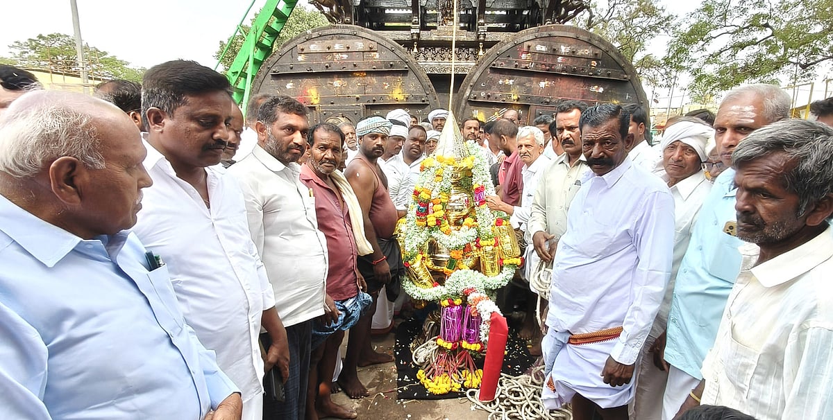 ನಾಯಕನಹಟ್ಟಿ: ಗುರುತಿಪ್ಪೇರುದ್ರಸ್ವಾಮಿ ದೊಡ್ಡರಥಕ್ಕೆ ಕಳಸ ಪ್ರತಿಷ್ಠಾಪನೆ
