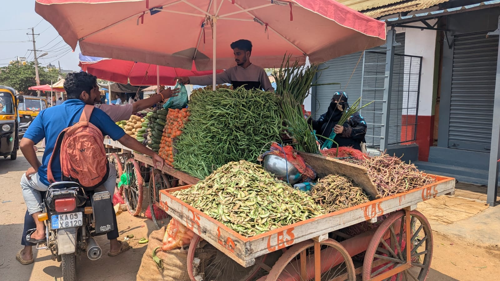 ಚಾಮರಾಜನಗರದ ಮಾರುಕಟ್ಟೆಯಲ್ಲಿ ತರಕಾರಿ ಖರೀದಿಸುತ್ತಿರುವ ಗ್ರಾಹಕರು