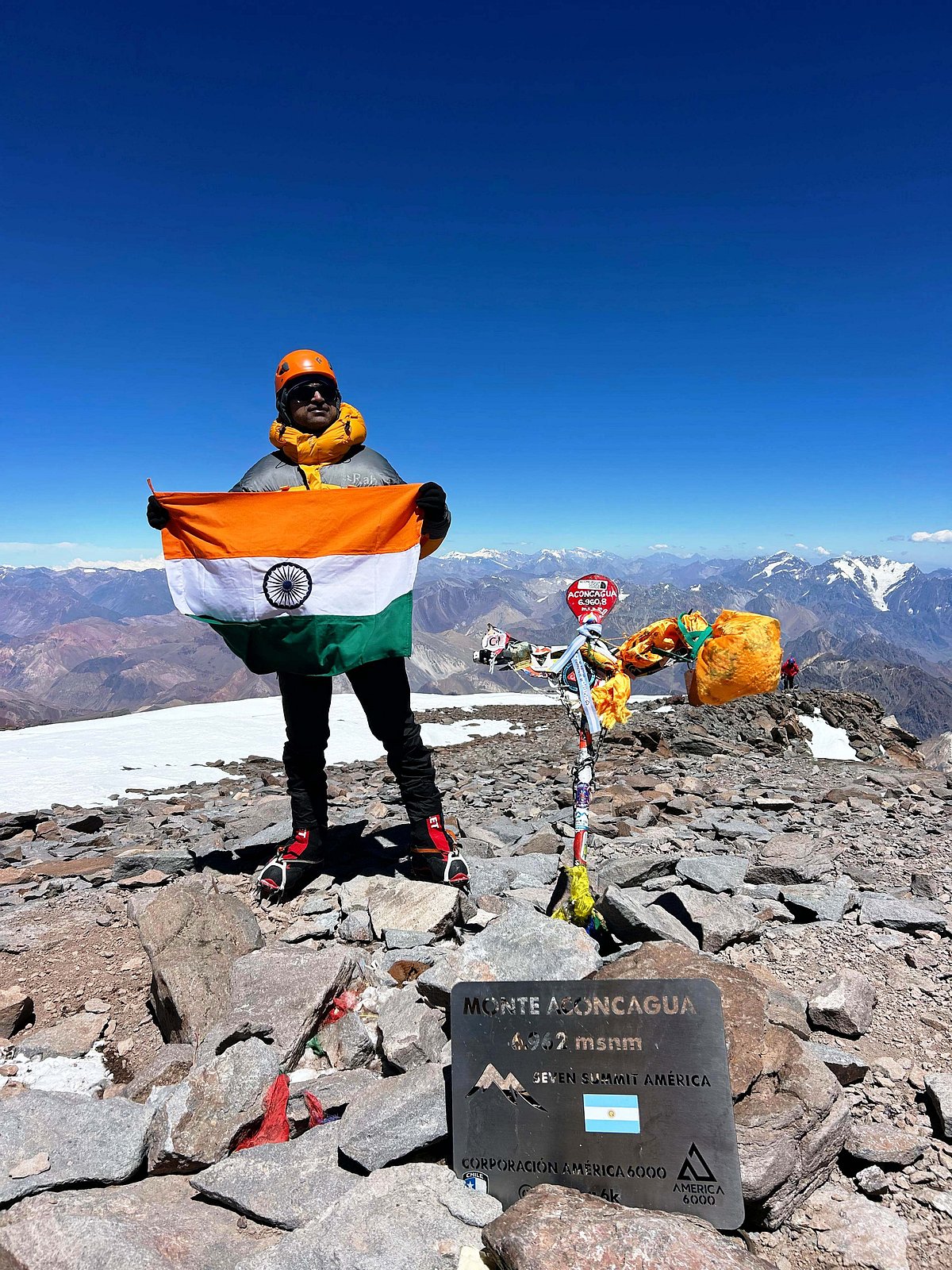 ಮೌಂಟ್ ಅಕಾಂಕಾಗುವಾ ಶಿಖರ ಏರಿ ಸಾದನೆಗೈದ ಕೊಟ್ಟೂರಿ ಡಾ.ಸಂತೋಷ್
