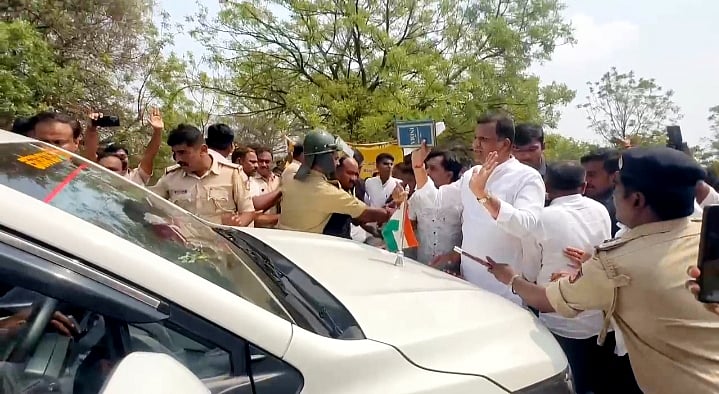 ವಸತಿ ಶಾಲೆ ನಿರ್ಮಾಣ ಕಾಮಗಾರಿಗೆ 2ನೇ ಬಾರಿ ಚಾಲನೆ: ಸಚಿವರ ಕಾರು ತಡೆದು ಶಾಸಕ ಧರಣಿ