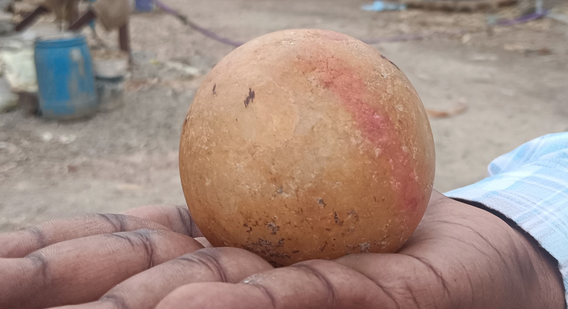 ನೊಳಂಬರ ಕಾಲಕ್ಕೆ ಸೇರಿದ್ದೆನ್ನಲಾದ ಬೆಣಚುಕಲ್ಲಿನ ಗುಂಡು 