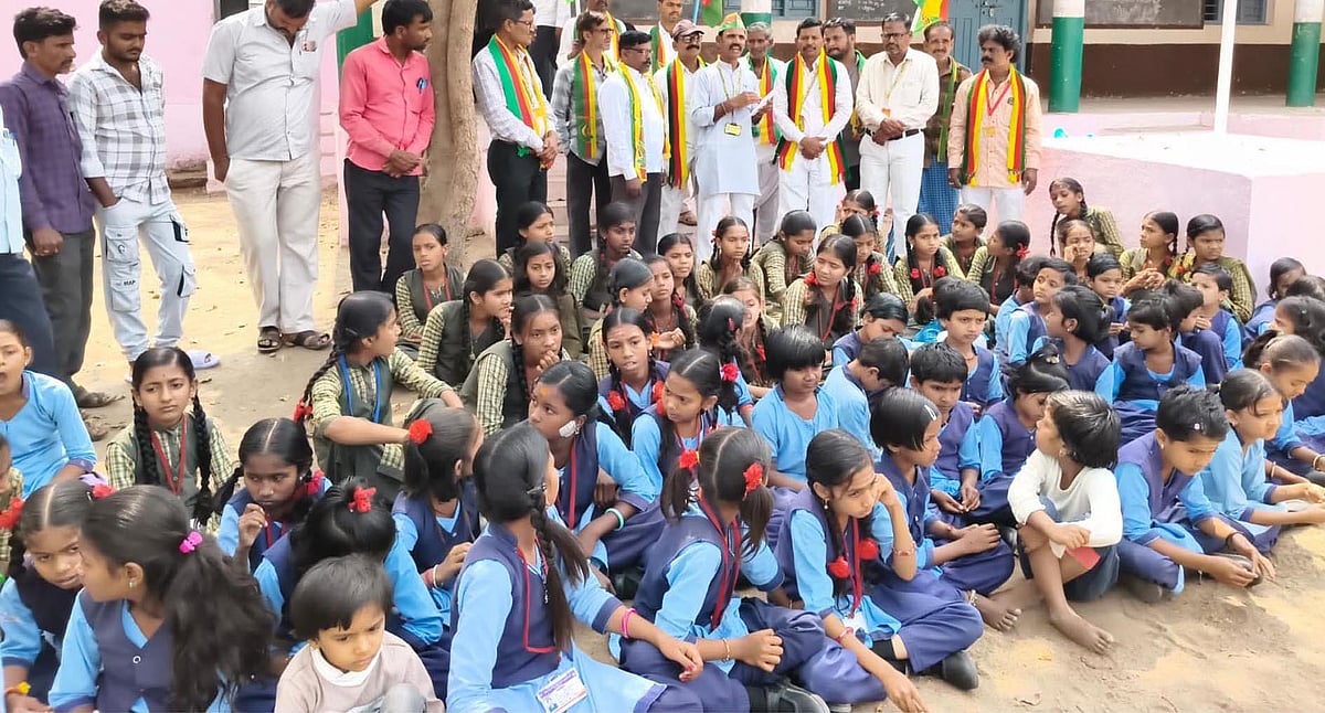 ಸಿಂದಗಿ: ಶಾಲೆಯಲ್ಲಿ ಸೌಲಭ್ಯ ಕಲ್ಪಿಸಲು ಜಯಕರ್ನಾಟಕ ಸಂಘಟನೆ ಪ್ರತಿಭಟನೆ