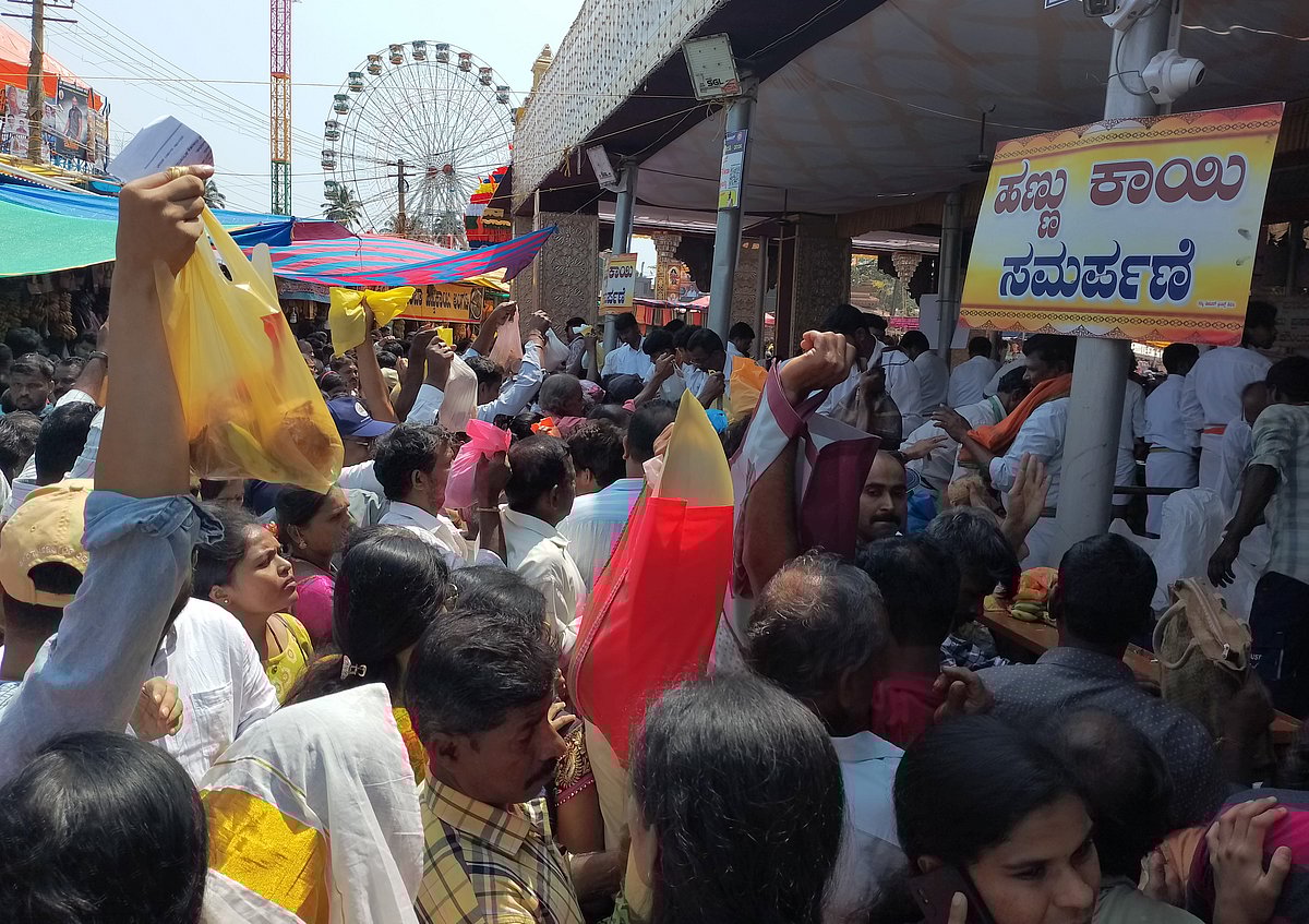 ರಂಗೇರಿದ ಮಾರಿಕಾಂಬಾ ಜಾತ್ರೆ: ಗ್ರಹಣದಿಂದ ಸೋಮವಾರವೇ ಜನಸಾಗರ