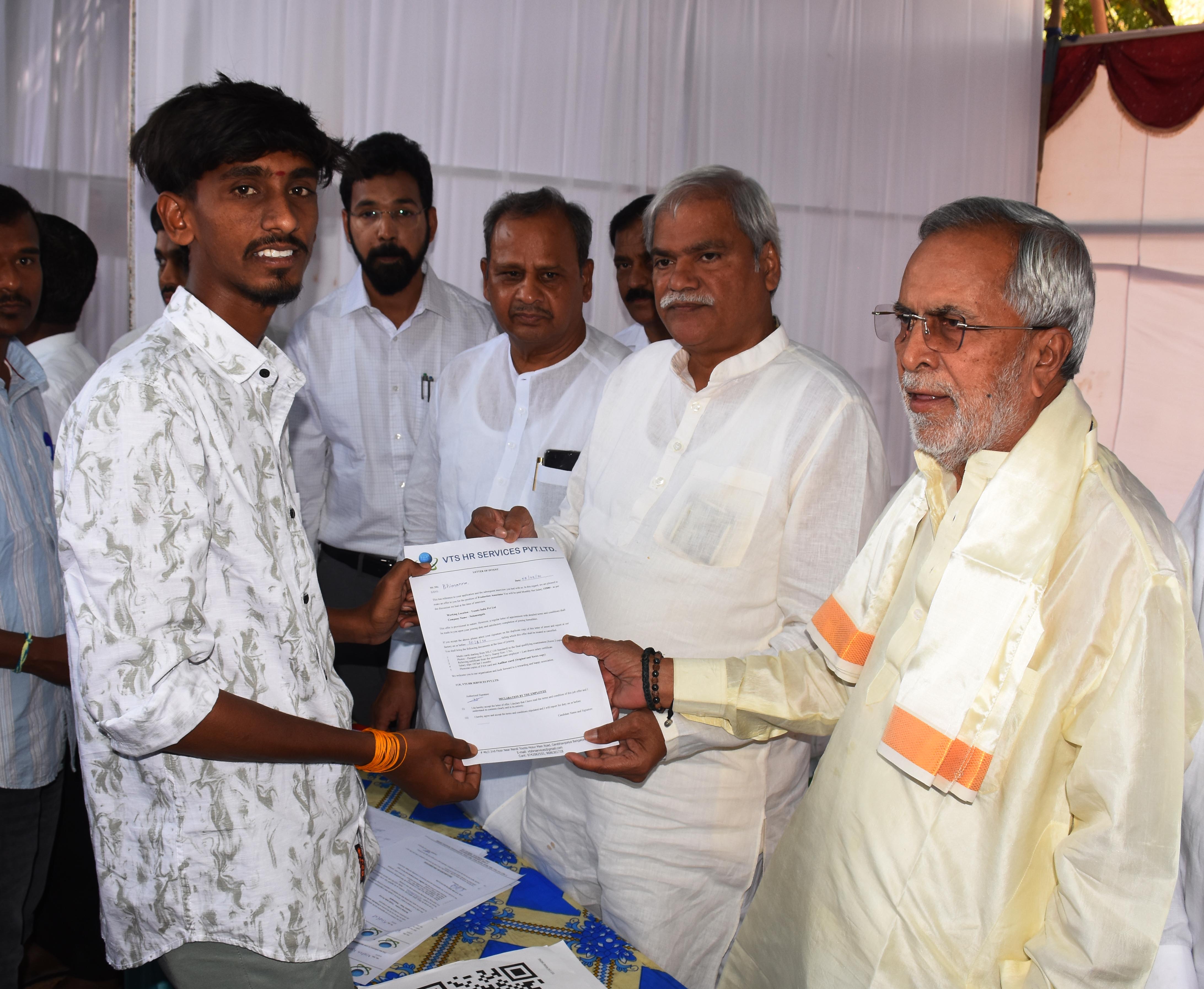 ಯಾದಗಿರಿಯಲ್ಲಿ ಸೋಮವಾರ ನಡೆದ ಉದ್ಯೋಗ ಮೇಳದಲ್ಲಿ ಅಭ್ಯರ್ಥಿಯೊಬ್ಬರಿಗೆ ಸಚಿವ ಶರಣಬಸಪ್ಪ ದರ್ಶನಾಪುರ ಶಾಸಕ ಚನ್ನಾರೆಡ್ಡಿ ಪಾಟೀಲ ತುನ್ನೂರು ನೇಮಕಾತಿ ಪತ್ರ ವಿತರಣೆ ಮಾಡಿದರು