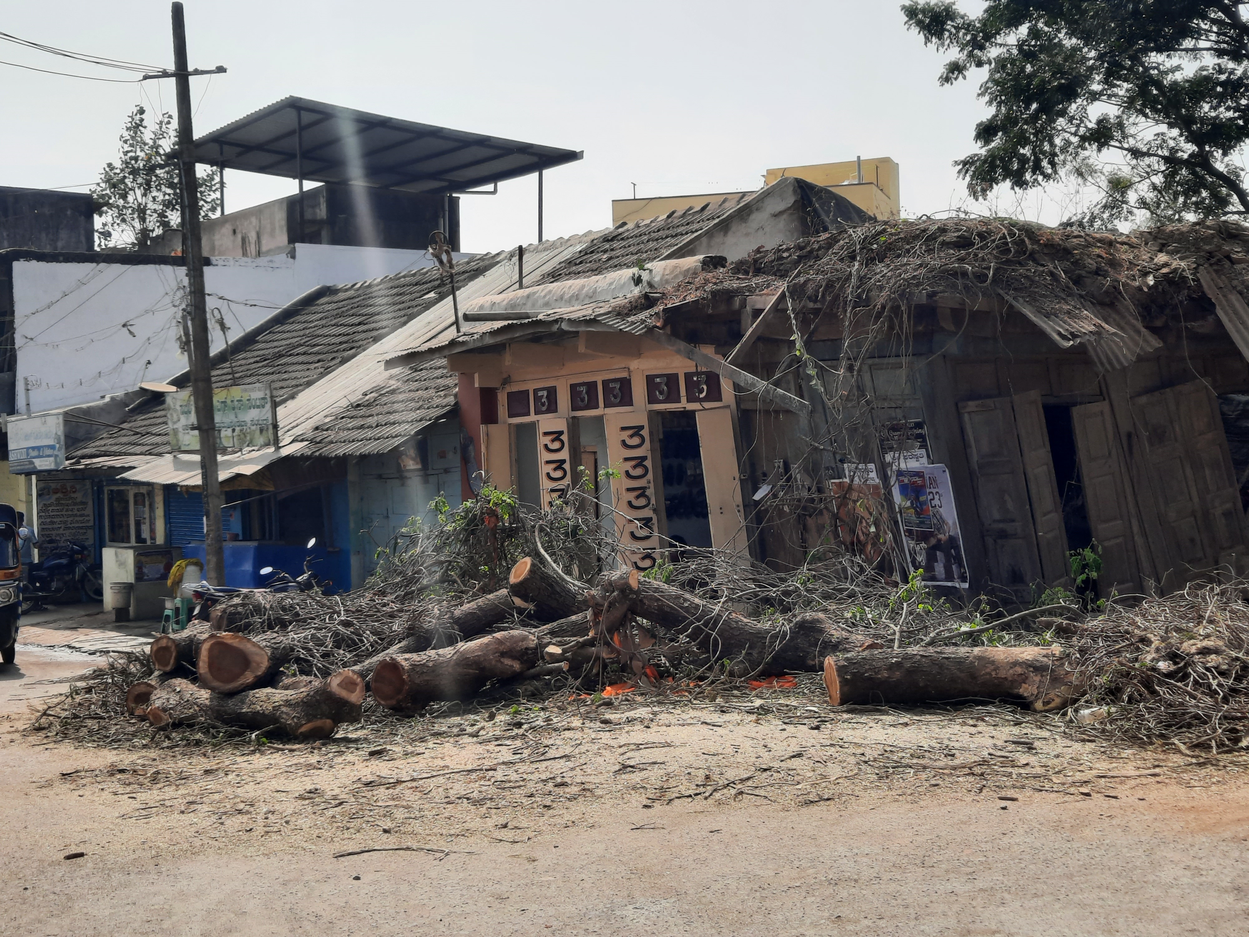 ಹಾವೇರಿಯ ಸುಭಾಷ್ ವೃತ್ತದ ಸಮೀಪದಲ್ಲಿ ಮರವನ್ನು ಕಡಿದು ರಸ್ತೆ ಮೇಲೆ ಇರಿಸಿರುವ  ಅವಶೇಷ