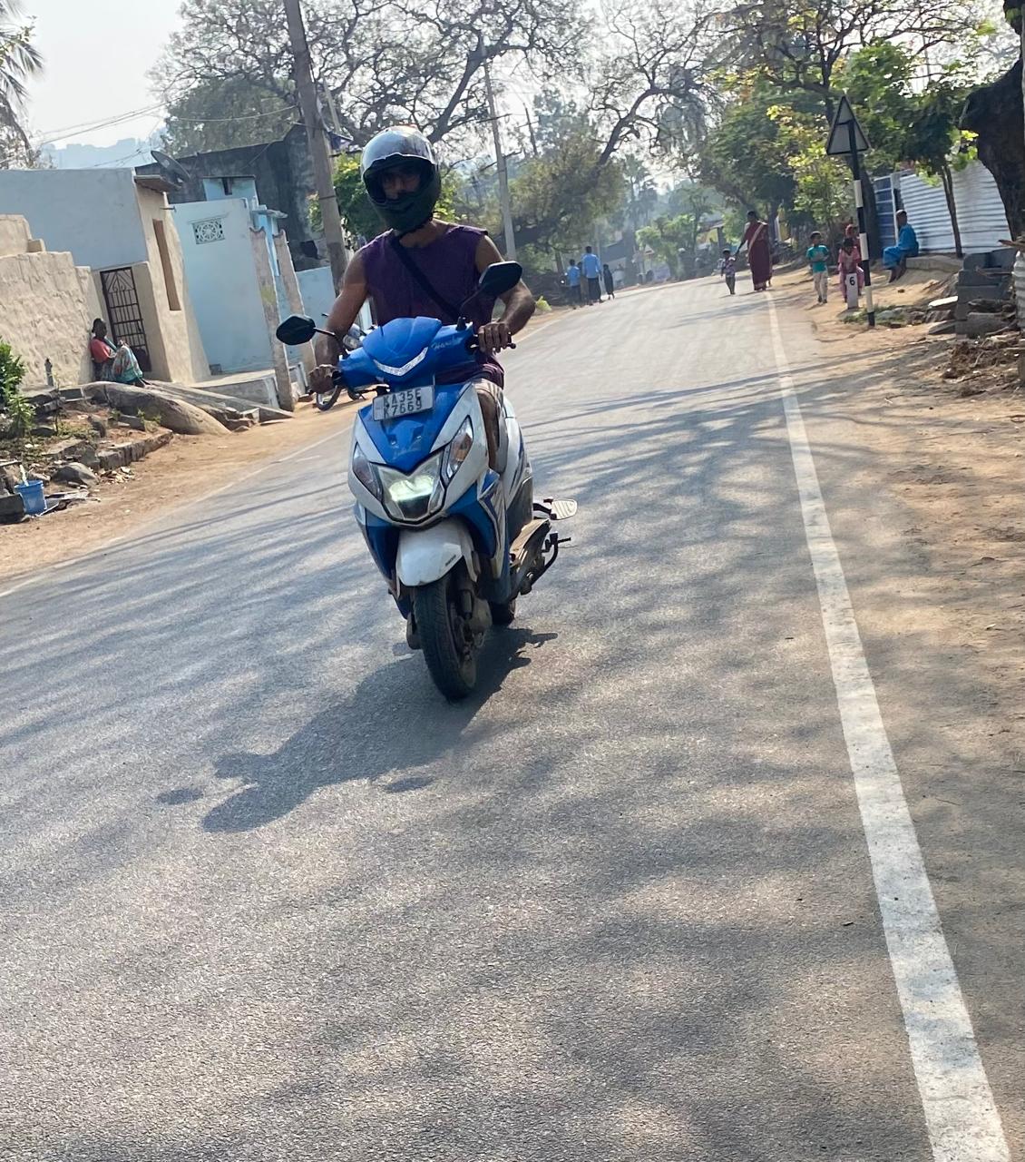 ಸಾಣಾಪುರ ಭಾಗದಲ್ಲಿ ವಿದೇಶಿ ಪ್ರಜೆಗಳು ಬೈಕ್ ಚಲಾಯಿಸುತ್ತಿರುವುದು