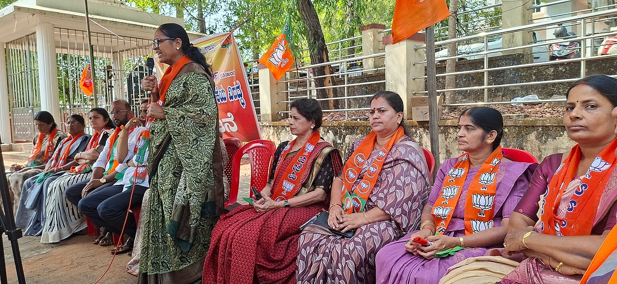 ಪುತ್ತೂರು | ಮಹಿಳಾ ಅಧಿಕಾರಿಗಳ ಮೇಲೆ ದಬ್ಬಾಳಿಕೆ ಬೇಡ 