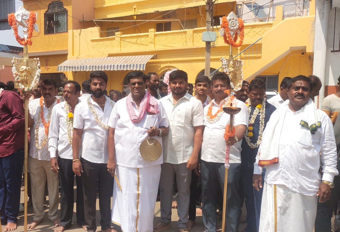 ರಥೋತ್ಸವ ಅಂಗವಾಗಿ ಜ್ಯೋತಿನಗರ ವೈಶ್ಯ ಗಾಣಿಗ ಸಮುದಾಯದಿಂದ ಭಾಗವತ ಸೇವೆ ನಡೆಯಿತು