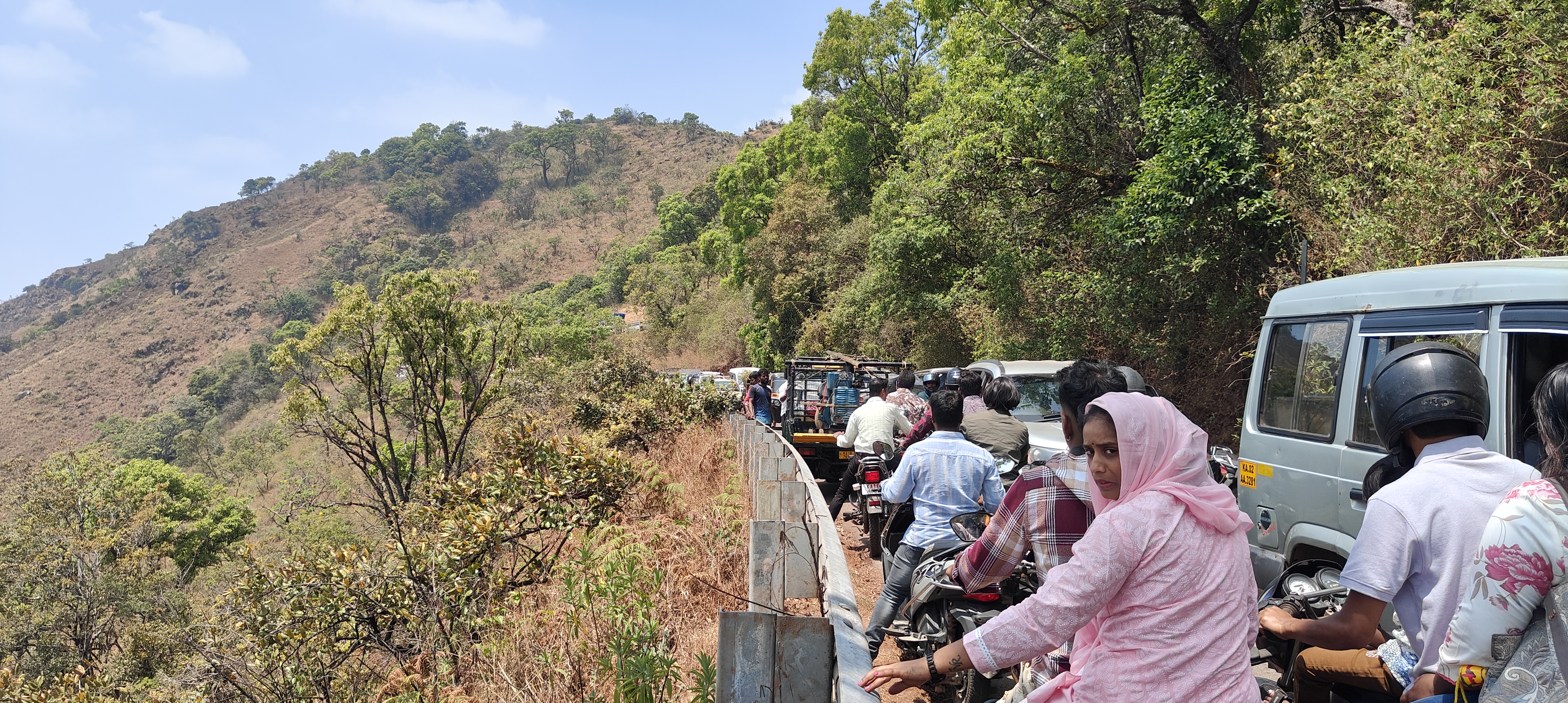 ರಥೋತ್ಸವಕ್ಕೆ ಸಾಗುವ ದಾರಿಯಲ್ಲಿ ವಾಹನ ದಟ್ಟಣೆಯಲ್ಲಿ ಸಿಲುಕಿರುವ ಭಕ್ತರು