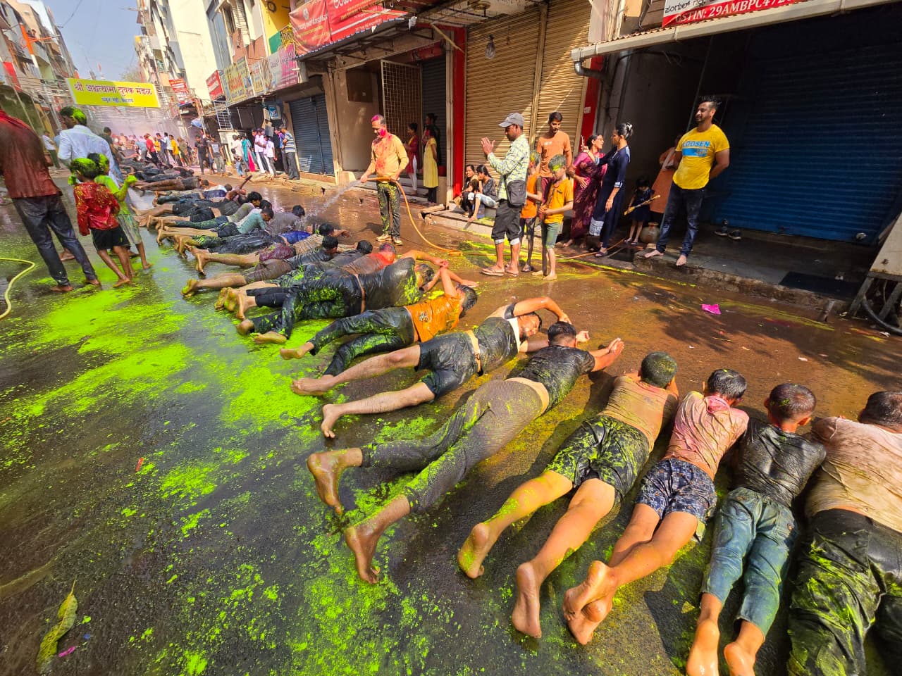 ಬೆಳಗಾವಿಯ ಪಾಂಗುಳ ಗಲ್ಲಿಯಲ್ಲಿರುವ ಅಶ್ವತ್ಥಾಮ ಮಂದಿರದ ಮುಂದೆ ಹೋಳಿ ಹಬ್ಬದ ದಿನವಾದ ಮಂಗಳವಾರ ಉರುಳು ಸೇವೆ ಮಾಡಿದ ಯುವಜನರು