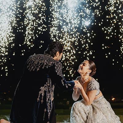 ಫೆಬ್ರುವರಿ 26ರಂದು ಉದಯಪುರದ ಐಟಿಸಿ ಮೆಮೆಂಟೋಸ್‌ನಲ್ಲಿ ನಡೆದ ರಶ್ಮಿಕಾ ಹಾಗೂ ವಿಜಯ್ ಅವರ ಮದುವೆಗೆ ಕೆಲ ಸೆಲೆಬ್ರಿಟಿಗಳು, ರಾಜಕೀಯ ನಾಯಕರು ಸೇರಿ 100 ಅತಿಥಿಗಳು ಹಾಜರಿದ್ದರು.