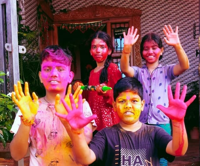 ಬಣ್ಣಗಳಲ್ಲಿ ಮಿಂದೆದ್ದ ಚಿಣ್ಣರು