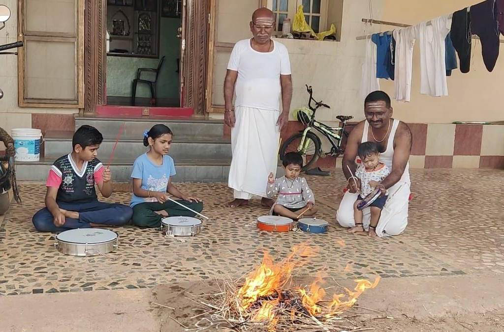 ಹೋಳಿ ಹುಣ್ಣಿಮೆ ನಿಮಿತ್ತ ಮಂಗಳವಾರ ಲಕ್ಷ್ಮೇಶ್ವರ ತಾಲ್ಲೂಕು ಶಿಗ್ಲಿ ಗ್ರಾಮದಲ್ಲಿ ಮನೆ ಎದುರು ಕಾಮಣ್ಣನ ಭಾವಚಿತ್ರವನ್ನು ದಹನ ಮಾಡಲಾಯಿತು