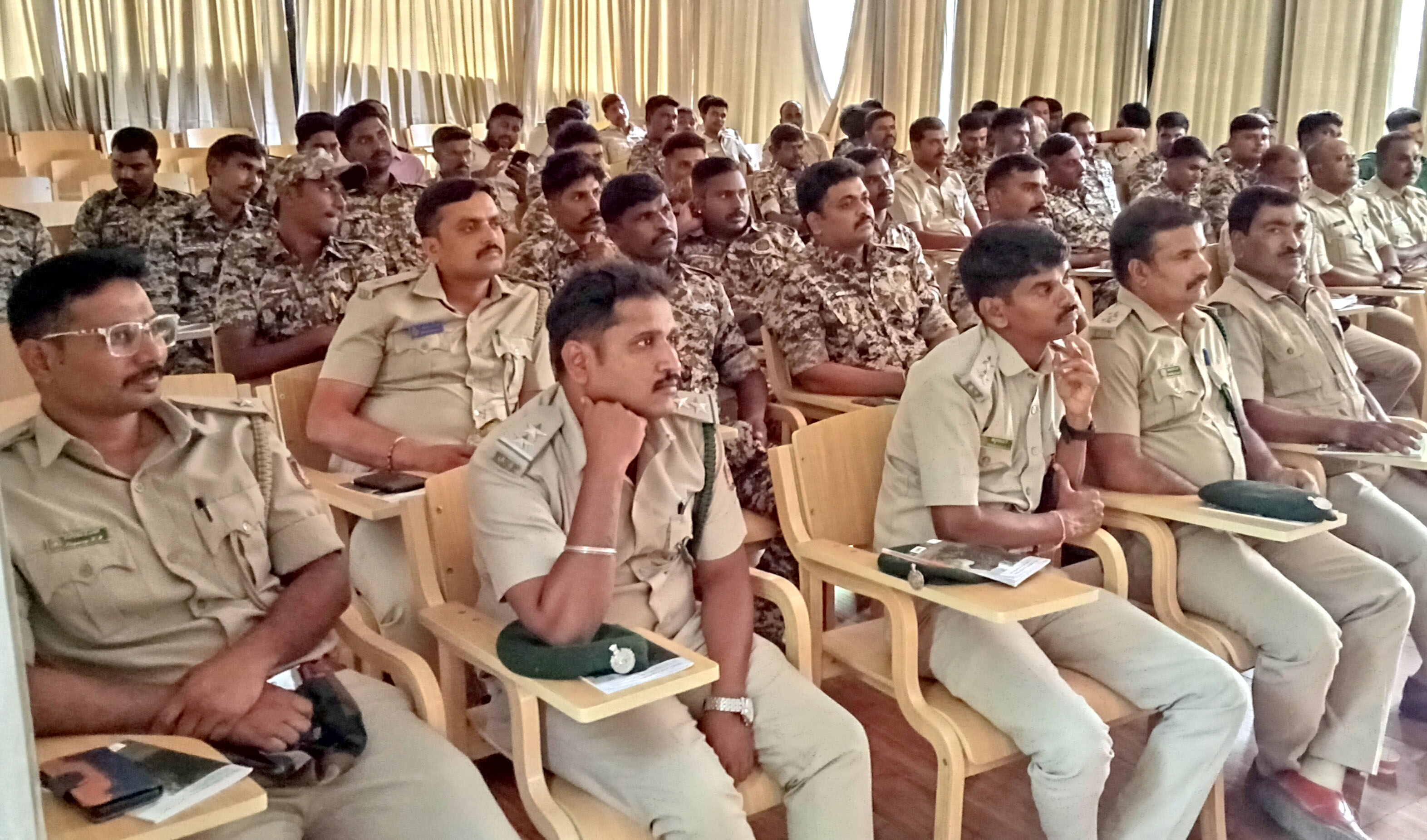 ಕಾರ್ಯಕ್ರಮದಲ್ಲಿ ಪಾಲ್ಗೊಂಡಿದ್ದ ಅರಣ್ಯ ಇಲಾಖೆ ಅಧಿಕಾರಿಗಳು ಮತ್ತು ಸಿಬ್ಬಂದಿ