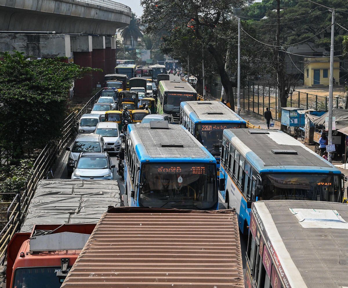 ರೈಲ್ವೆ ಗೇಟ್ ಬಂದ್: ಸಂಚಾರ ದಟ್ಟಣೆಯಿಂದ ಹೈರಾಣಾದ ವಾಹನ ಸವಾರರು