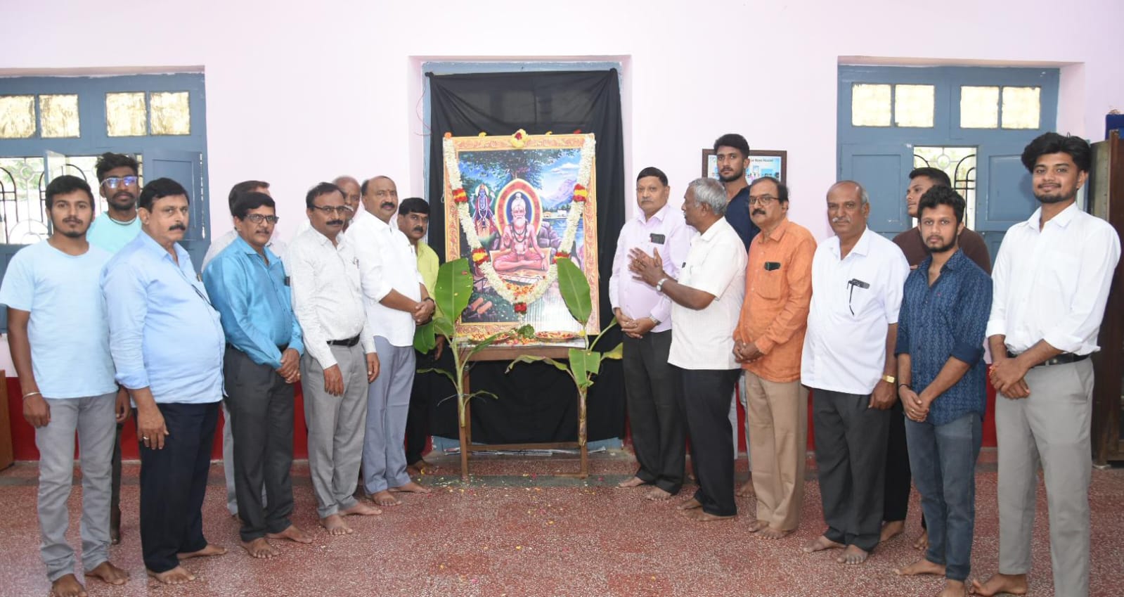 ಸರಸ್ವತಿಪುರಂನ ಬಣಜಿಗ ವಿದ್ಯಾರ್ಥಿ ನಿಲಯದಲ್ಲಿ ಕೈವಾರ ತಾತಯ್ಯ ಅವರ ಭಾವಚಿತ್ರಕ್ಕೆ ಎಚ್‌.ಎ.ವೆಂಕಟೇಶ್ ಎಂ.ನಾರಾಯಣ್ ಎಚ್.ಆರ್.ಗೋಪಾಲಕೃಷ್ಣ ಕೆ.ಚಂದ್ರಶೇಖರ್ ಬಿ.ಕೆ.ಸುರೇಶ್ ಟಿ.ಎಸ್.ರಮೇಶ್ ಎ.ಚನ್ನಕೇಶವ ಪುಷ್ಪನಮನ ಸಲ್ಲಿಸಿದರು 