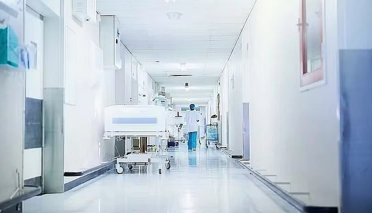 ತೆಲಂಗಾಣದ ಸರ್ಕಾರಿ ಆಸ್ಪತ್ರೆಯ ಶವಾಗಾರದಲ್ಲಿ ವ್ಯಕ್ತಿಯ ಮೃತದೇಹ ಕಚ್ಚಿತಿಂದ ನಾಯಿ!