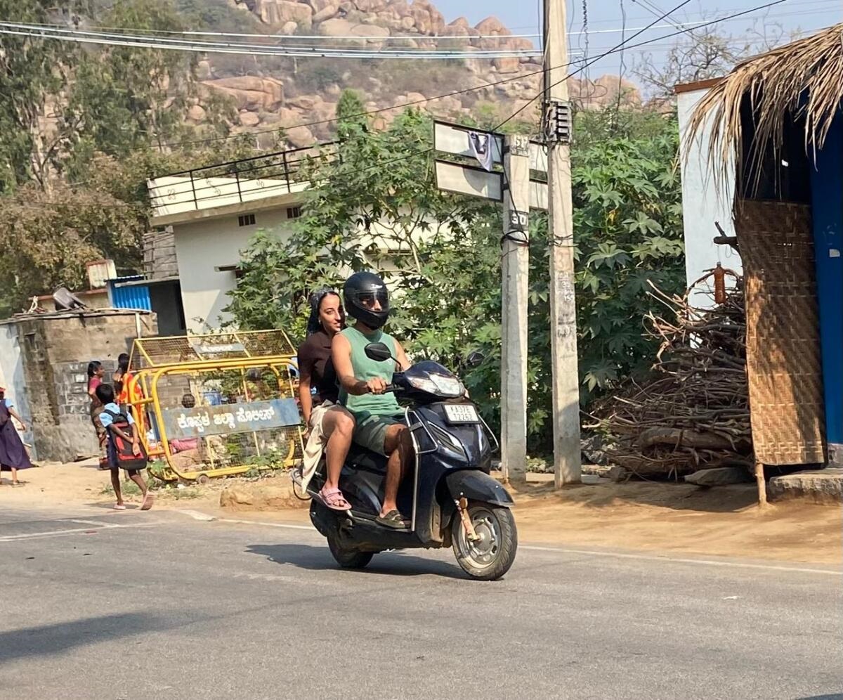 ಸಾಣಾಪುರ ಭಾಗದಲ್ಲಿ ವಿದೇಶಿ ಪ್ರಜೆಗಳು ಸ್ಕೂಟಿ ಸವಾರಿ ಮಾಡುತ್ತಿರುವುದು