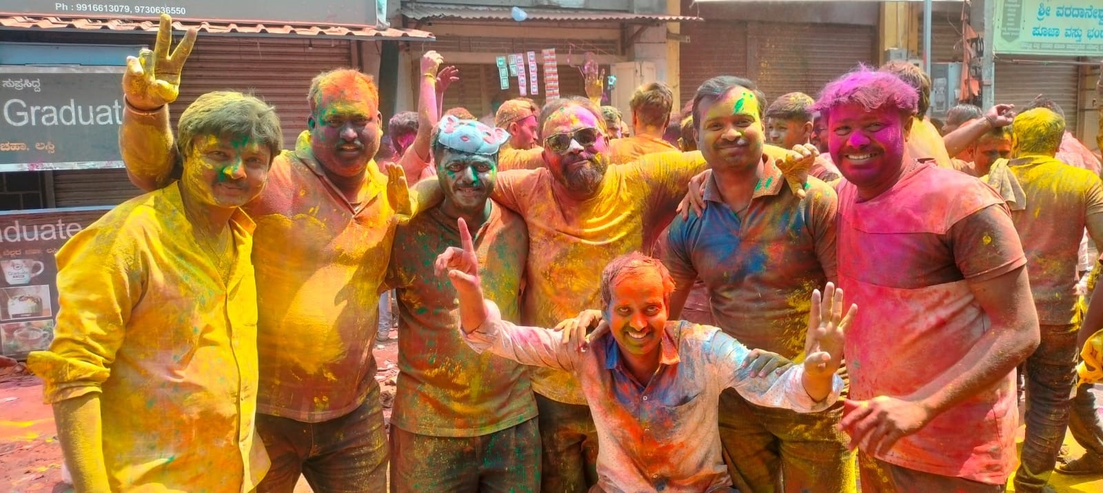 ಮಹಾಲಿಂಗಪುರದಲ್ಲಿ ಮಂಗಳವಾರ ಹೋಳಿ ಬಣ್ಣದಾಟದ ಸಂಭ್ರಮದಲ್ಲಿ ಪುರುಷರು 