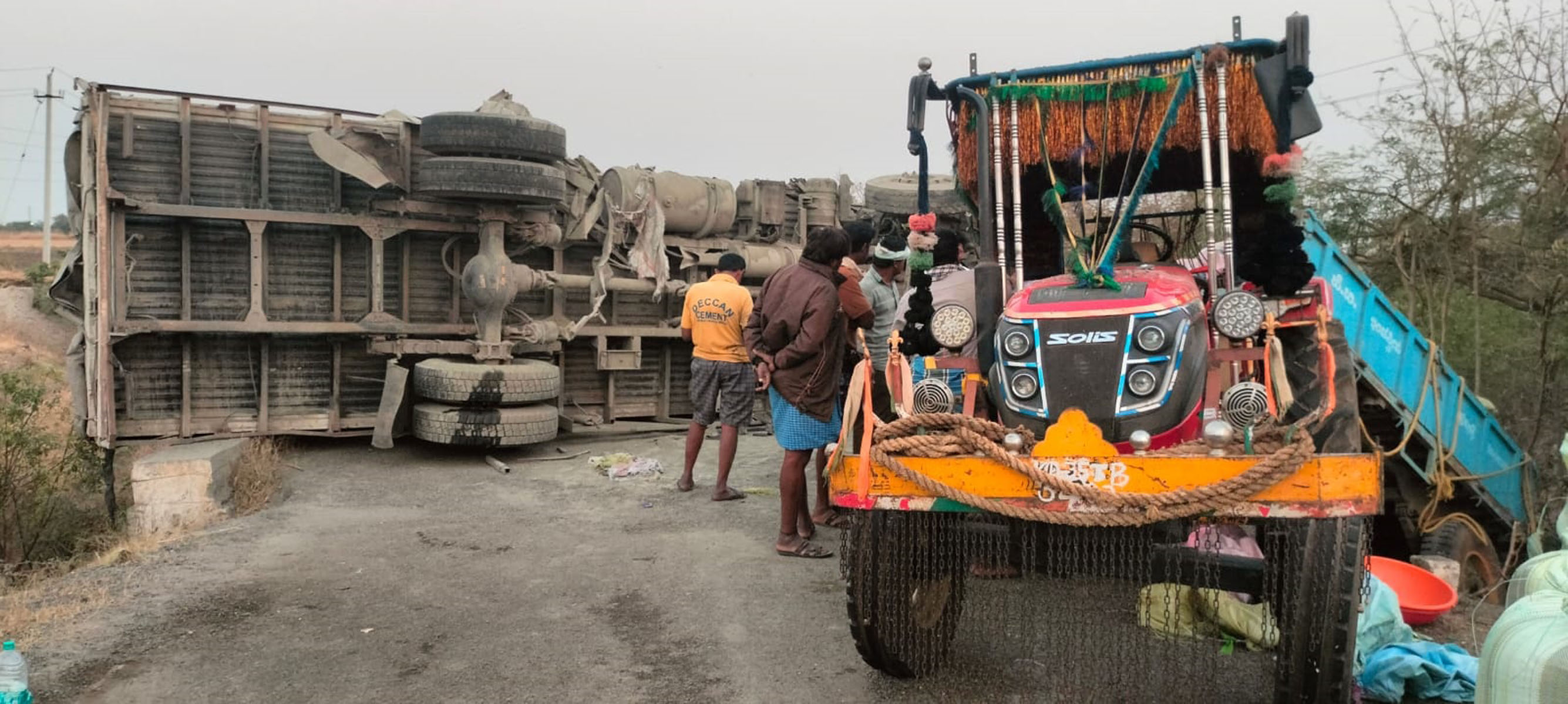 ಹೂವಿನಹಡಗಲಿ ತಾಲ್ಲೂಕಿನ ಉತ್ತಂಗಿ-ಇಟ್ಟಿಗಿ ಮಾರ್ಗ ಮಧ್ಯೆ ಸಿಮೆಂಟ್ ಲಾರಿ ಹಾಗೂ ಟ್ರ್ಯಾಕ್ಟರ್ ಉರುಳಿ ಬಿದ್ದು ಸಂಚಾರ ಅಸ್ತವ್ಯಸ್ತವಾಯಿತು