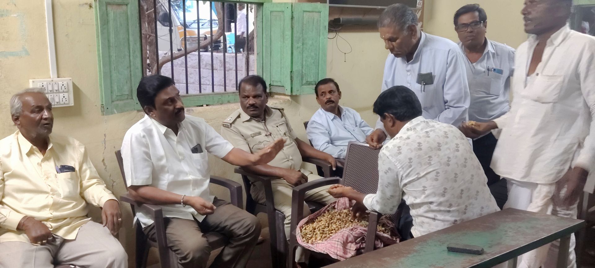 ಗಜೇಂದ್ರಗಡ ಎಪಿಎಂಸಿ ಕಚೇರಿಯಲ್ಲಿ ಖರೀದಿದಾರರು ಅಧಿಕಾರಿಗಳು ಹಾಗೂ ರೈತರೊಂದಿಗೆ ನಡೆದ ಸಭೆಯಲ್ಲಿ ಶೇಂಗಾ ಪರಿಶೀಲಿಸುತ್ತಿರುವುದು