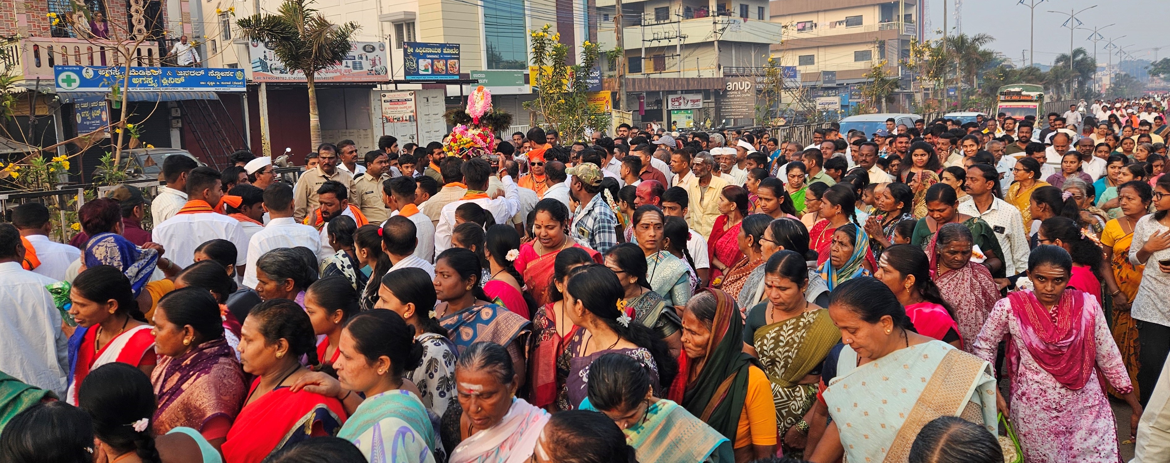 ಮಹಾಲಿಂಗಪುರದಿಂದ ಶ್ರೀಶೈಲಕ್ಕೆ ಕಂಬಿ ಮಲ್ಲಯ್ಯನ ಹೊತ್ತ ಭಕ್ತರು ಪಾದಯಾತ್ರೆ ನಡೆಸಿದರು