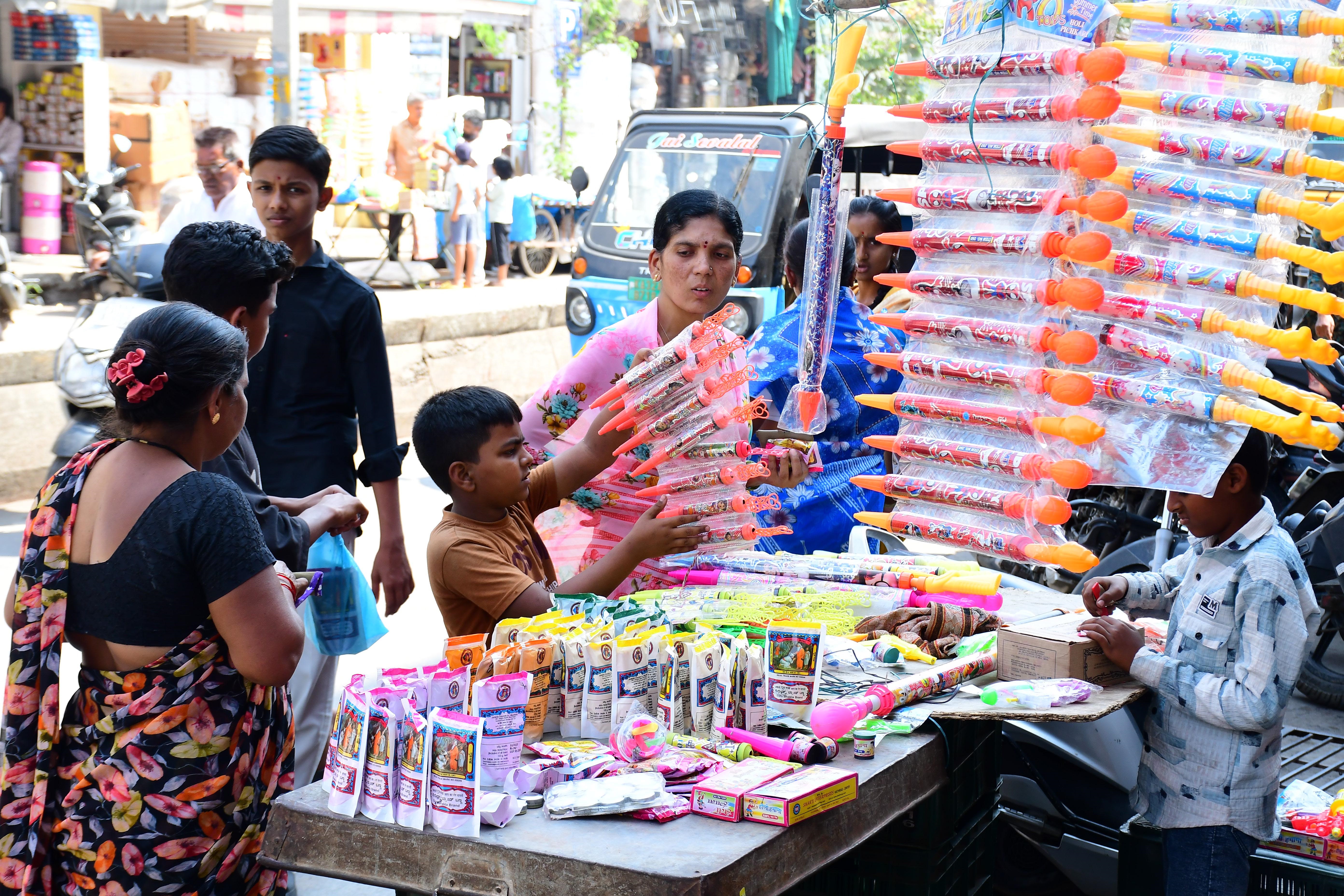 ಹೋಳಿ ಹುಣ್ಣಿಮೆ ಅಂಗವಾಗಿ ಕಲಬುರಗಿಯ ಸೂಪರ್‌ ಮಾರ್ಕೆಟ್‌ನಲ್ಲಿ ಮಂಗಳವಾರ ಬಾಲಕನೊಬ್ಬ ಪಿಚಕಾರಿ ಖರೀದಿಗೆ ಮುಂದಾಗಿರುವುದು