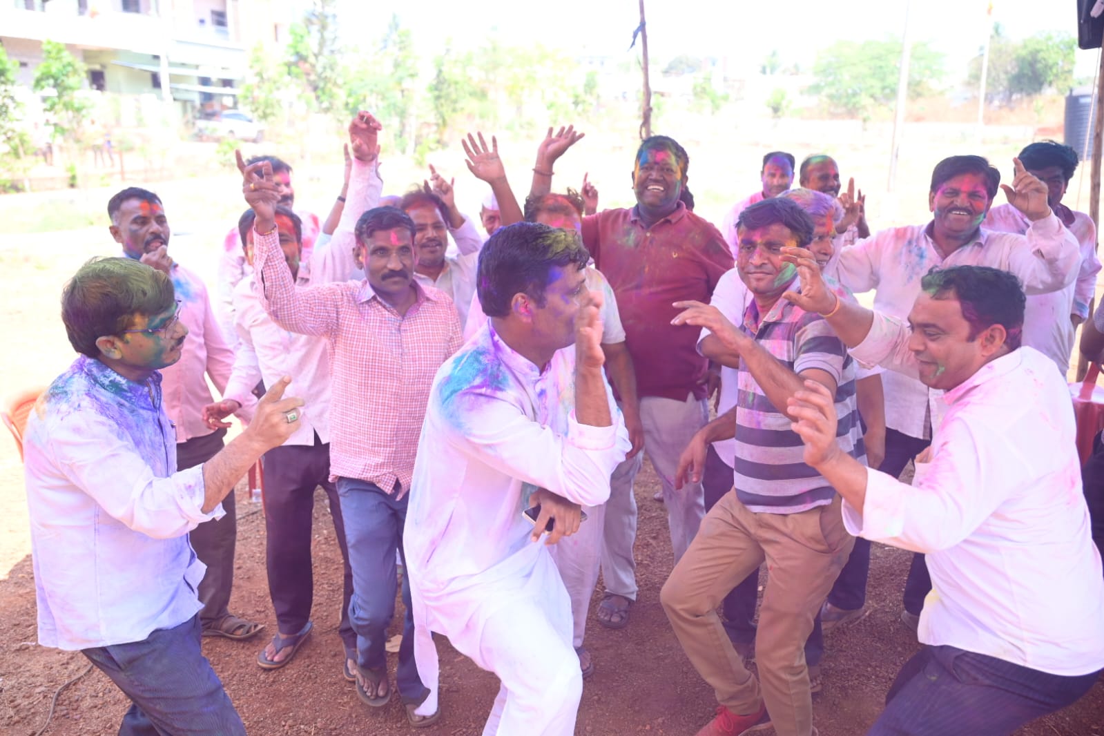 ಯುವಕರು ಮೈಮರೆತು ಹೆಜ್ಜೆ ಹಾಕಿದರು   