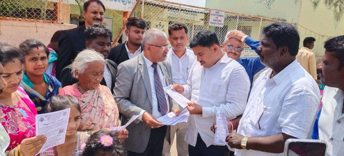 ಕದರೀಪುರ ಜಾತ್ರೆಯಲ್ಲಿ ಜಿಲ್ಲಾ ಕಾನೂನು ಸೇವೆಗಳ ಪ್ರಾಧಿಕಾರದ ವತಿಯಿಂದ ಹಮ್ಮಿಕೊಳ್ಳಲಾಗಿದ್ದ ‘ಬಾಲ್ಯ ವಿವಾಹ ಮುಕ್ತ ಭಾರತ’ ಅಭಿಯಾನಕ್ಕೆ ಸಿವಿಲ್ ನ್ಯಾಯಾಧೀಶ ನಿತೇಶ್ ಅವರು ಕರಪತ್ರ ಹಂಚುವ ಮೂಲಕ ಚಾಲನೆ ನೀಡಿದರು