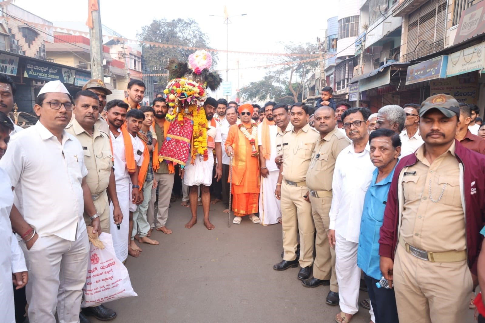 ಮಹಾಲಿಂಗಪುರದಿಂದ ಶ್ರೀಶೈಲಕ್ಕೆ ಕಂಬಿ ಮಲ್ಲಯ್ಯನ ಹೊತ್ತ ಭಕ್ತರು ಪಾದಯಾತ್ರೆ ನಡೆಸಿದರು