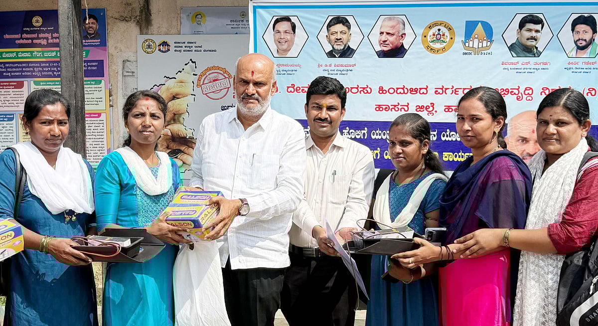 ಫಲಾನುಭವಿಗಳಿಗೆ ಹೊಲಿಗೆ ಯಂತ್ರ ವಿತರಣೆ 