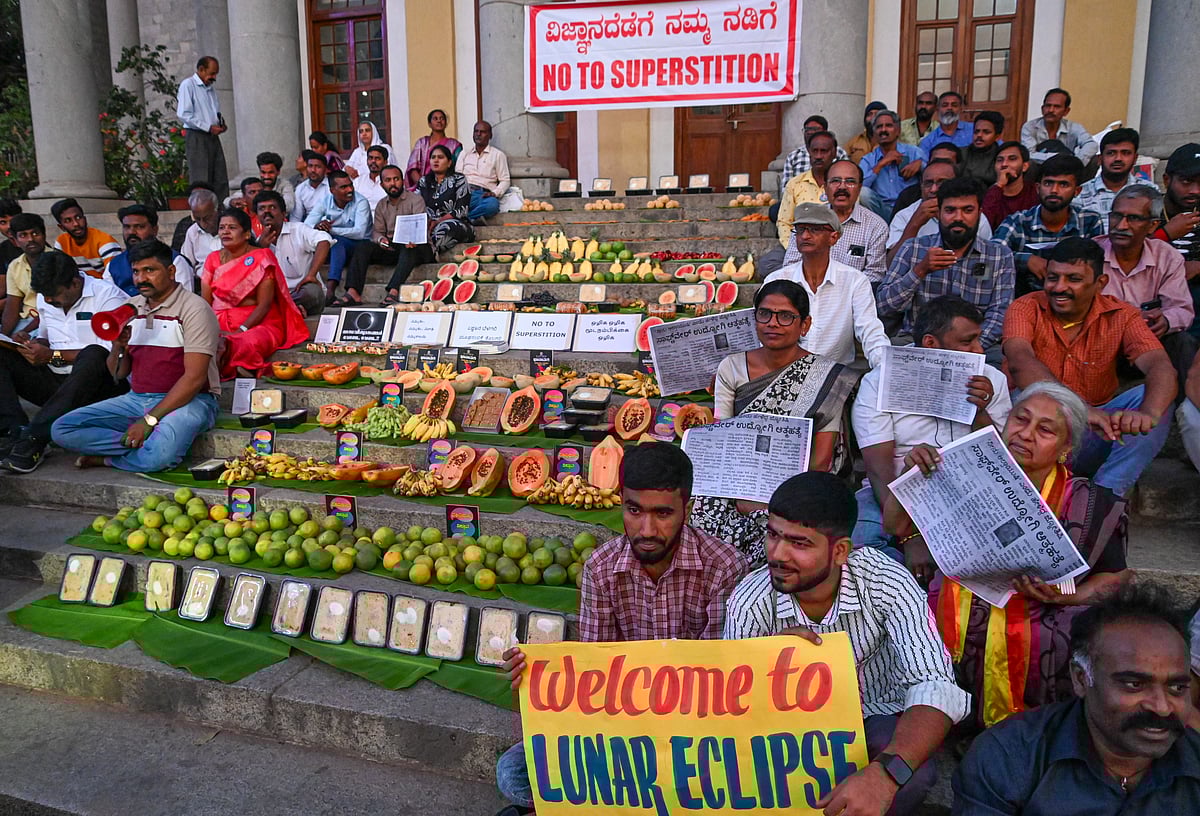 ಬೆಂಗಳೂರು: ಗ್ರಹಣ ವೇಳೆ ಆಹಾರ ಸೇವಿಸಿ ಜಾಗೃತಿ 